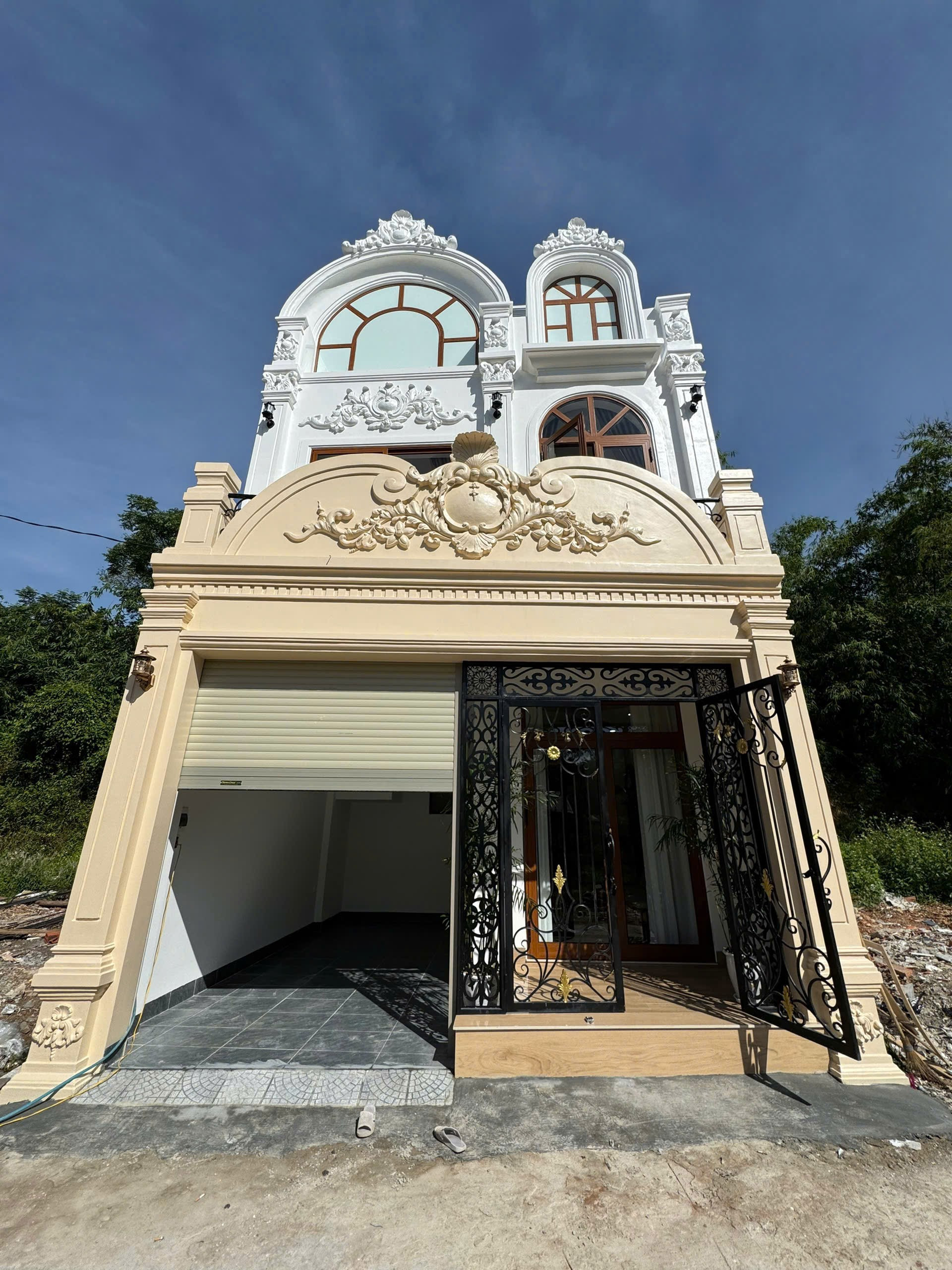 Bán Căn Villas 2 Tầng thiết kế Tân cổ Điển kiệt 289 Bùi Thị Xuân, Thuỷ Xuân, TP huế Gần cầu vượt Nguyễn Hoàng nối dài chỉ 2,x Tỷ
-------------------------
+ Diện tích : 70,4m2 ngang 5,92m. 
+ DTXD 138m2
+ Hướng : Đông Nam
+Đất Ở Full
+ Đường 4m Ô Tô