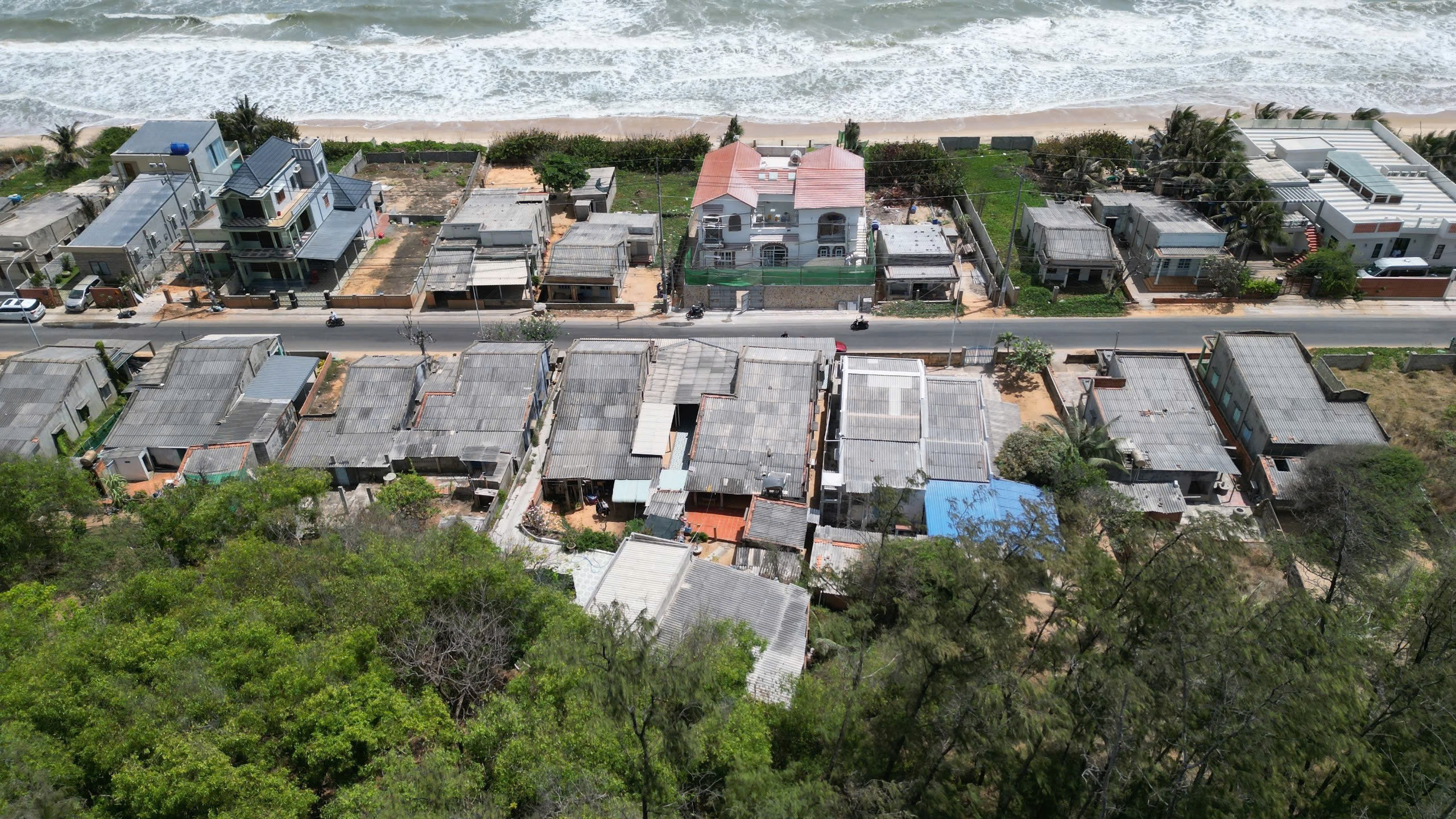 Bán 390m2 có 300m2 thổ cư. Mặt đường Lạc Long Quân, view biển. Giá 5,2tỷ lvcc 0982482666