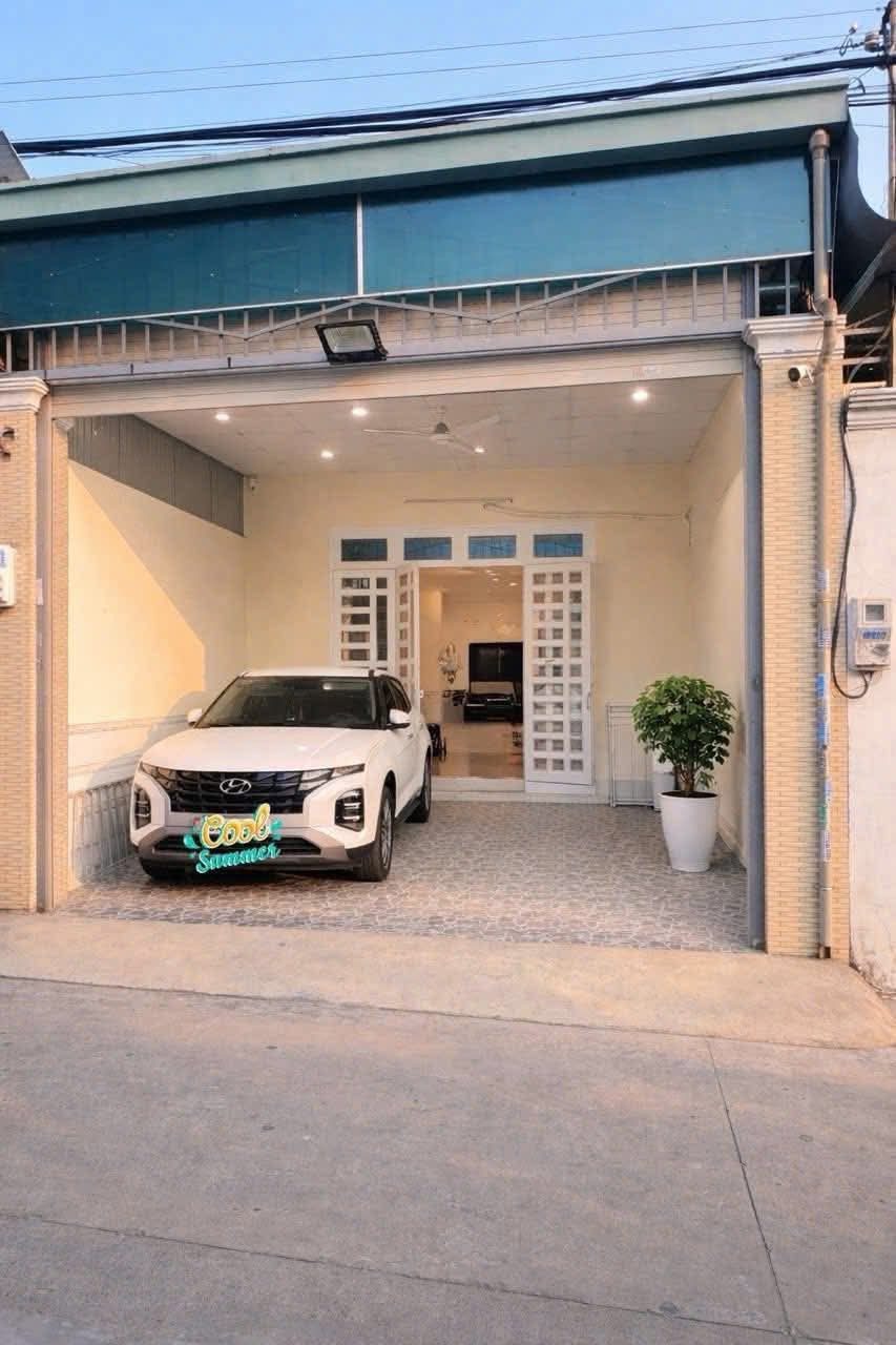 🔥 NHÀ ĐẸP SAU ĐẠI HỌC CÔNG NGHỆ ĐỒNG NAI – TẶNG NỘI THẤT 🔥

📍 Vị trí đẹp, hẻm rộng 2 ô tô tránh nhau, khu dân cư ở kín, gần nhiều trường học.

🏡 Diện tích: 117,9m² (5 x 23,6m)
✅ Sổ hồng riêng, vay ngân hàng thoải mái
✅ Nhà mới xây hơn 2 năm
✅ 2 phò