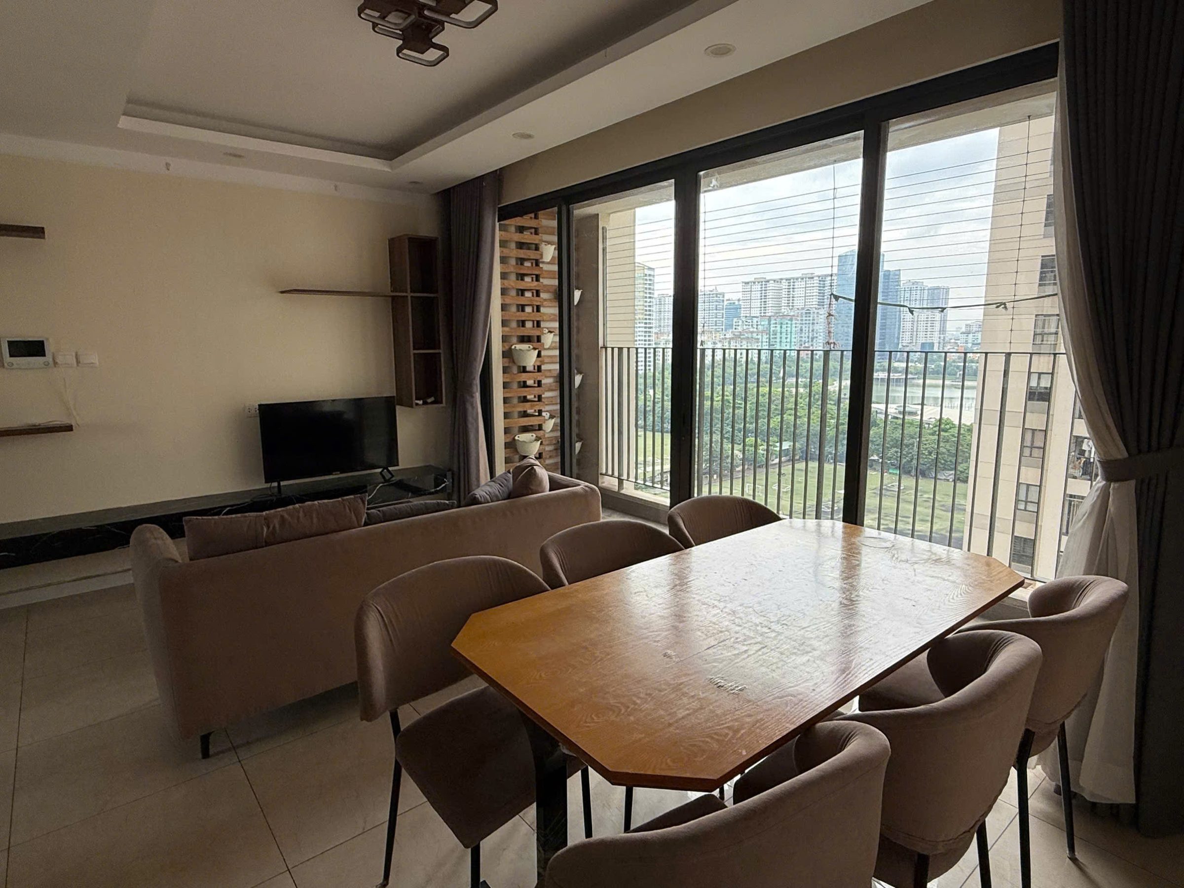GĐ thiện chí bán căn 3 ngủ 95m2 view hồ, giá trao đổi tại tòa C3 Vinhomes D'capitale