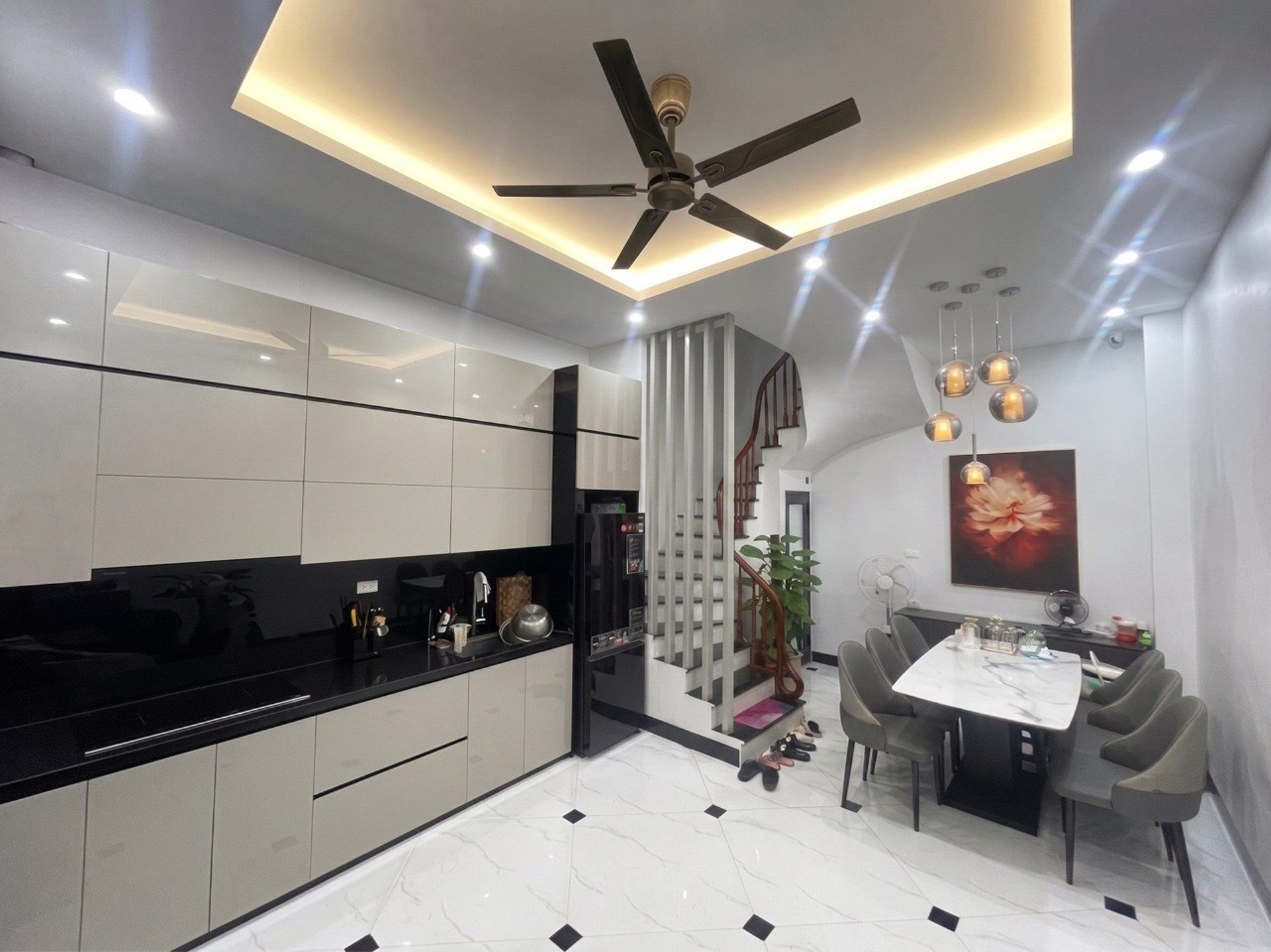 Bán nhà Trại Cá Trương Định Hai Bà Trưng – Giá 8.2 tỷ – DT 30m² x 5 tầng – MT 4.2m – Sổ nở hậu, Ngõ nông gần phố, Full nội thất xịn