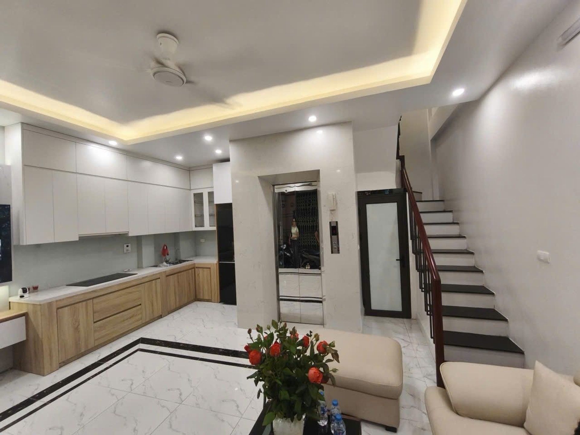 Bán nhà Trương Định Hai Bà Trưng – Giá 9.85 tỷ – DT 35m² x 5 tầng – MT 5.4m – Thang máy xây mới, Sát mặt phố, Full nội thất xịn