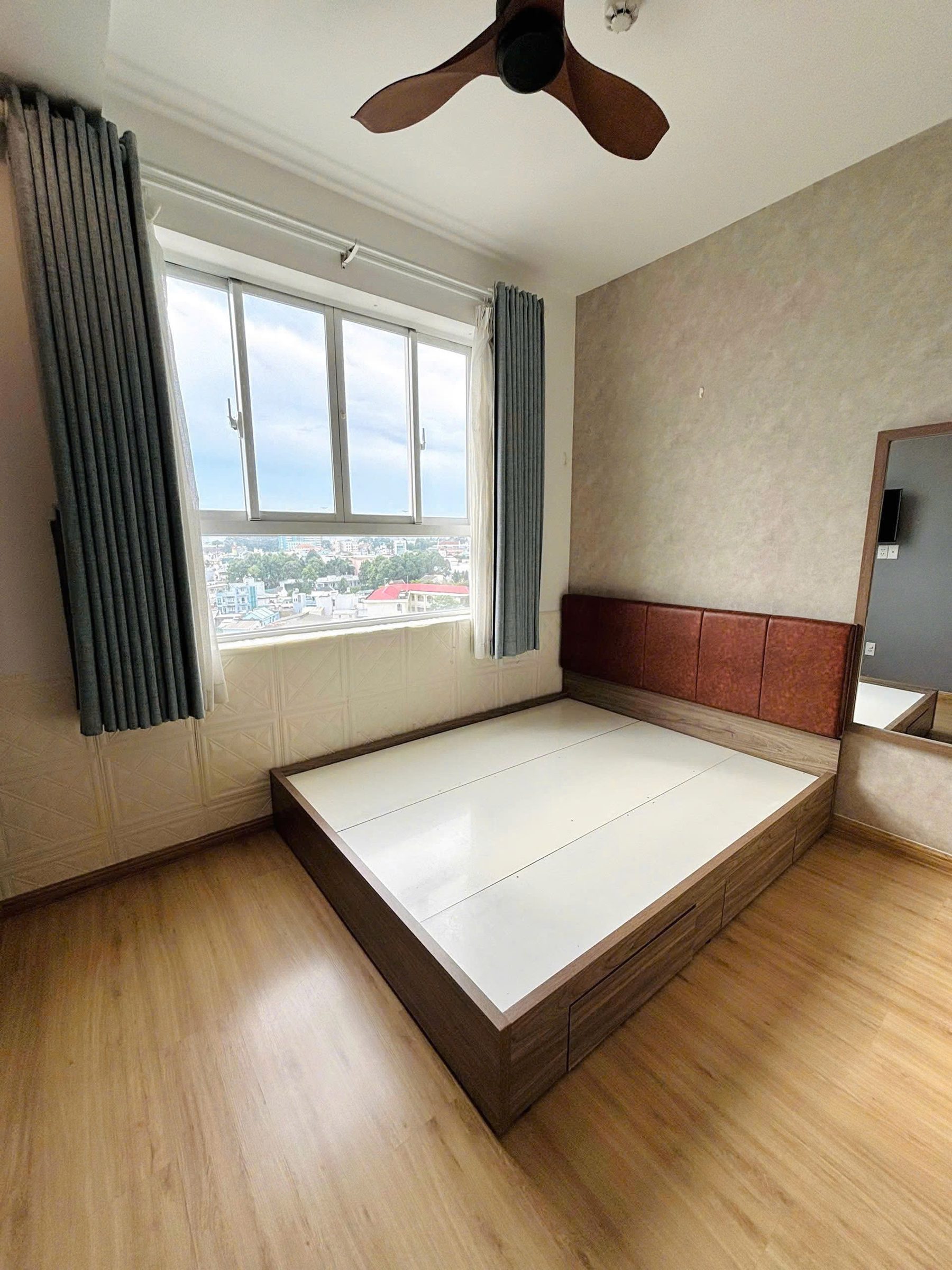 BDS HVL [NC] Chính chủ gửi bán căn 2 phòng ngủ, 2WC, có ban công, bao gồm nội thất như hình (bàn ăn, sofa, 3 máy lạnh, 2 máy nước nóng, 3 quạt trần, tủ quần áo, giường).