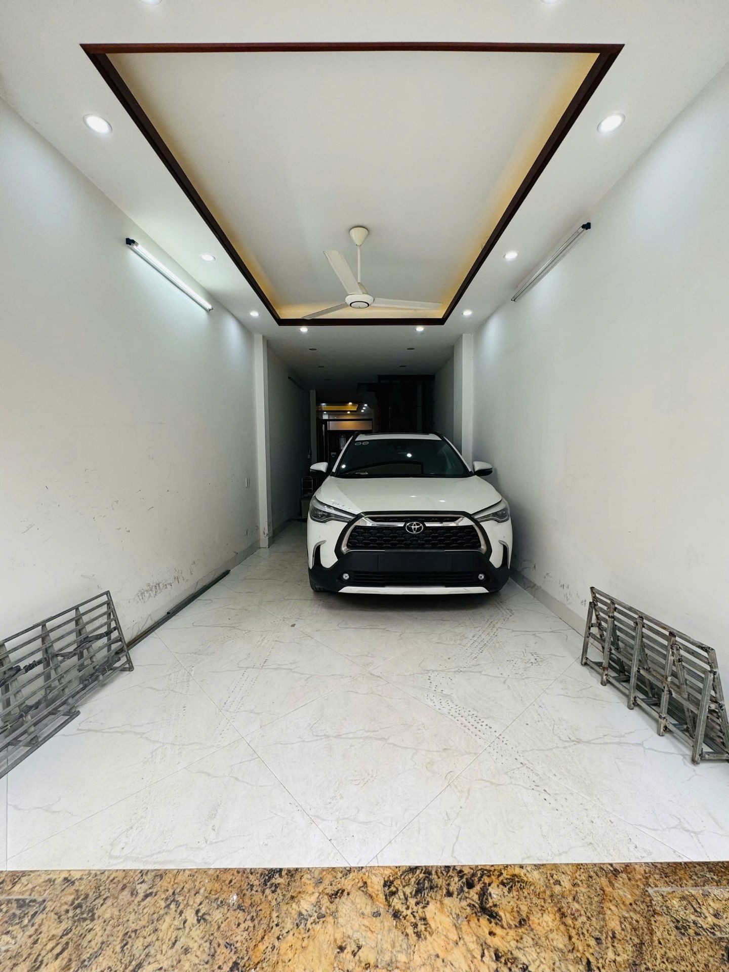 Bán nhà mặt phố Hoàng Mai – Giá 24.5 tỷ – DT 70m² x 5 tầng – MT 3.7m – thang máy, gara ô tô, kinh doanh