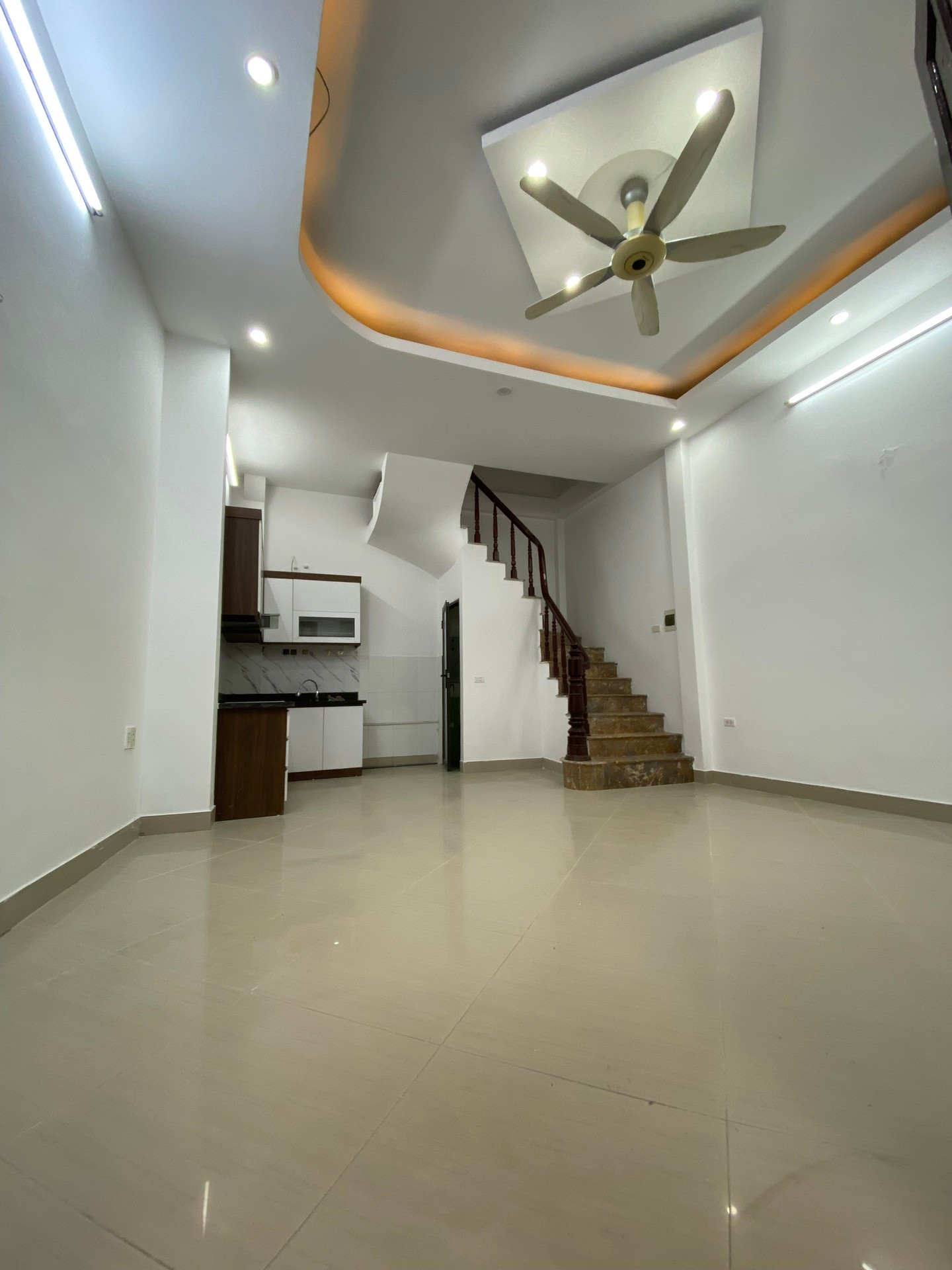 Bán nhà Hoàng Mai – Giá 8.1 tỷ – DT 30m² x 5 tầng – MT 5.3m – 2 thoáng vĩnh viễn, gần ô tô