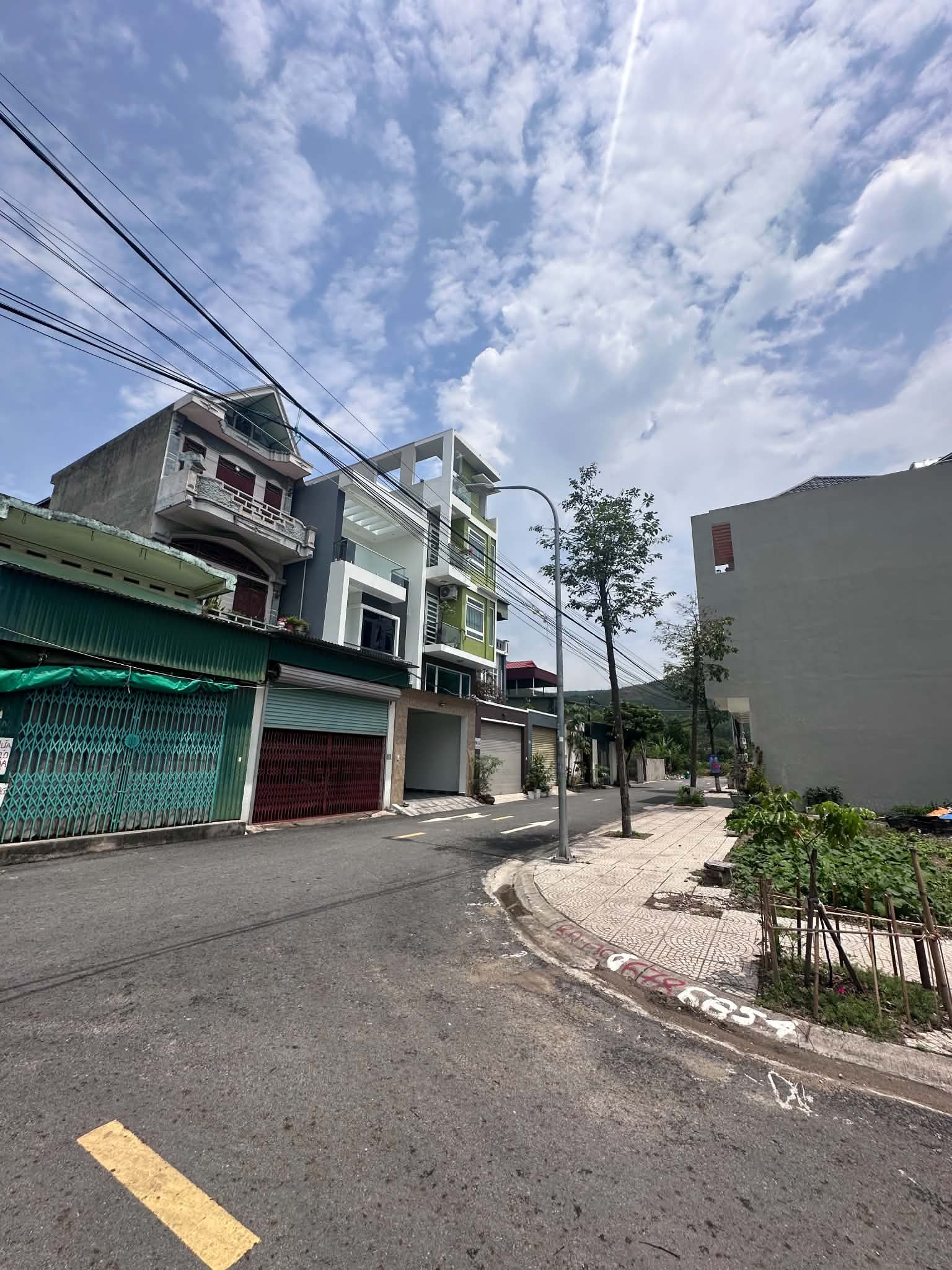 🔥 LÔ ĐẤT ĐẸP – PHÁP LÝ CHUẨN – GIÁ ĐẦU TƯ TỐT 🔥

📍 Vị trí: khu quy hoạch Chợ Vồ Nam Khê. Cạnh chợ vồ, cách trục chính quốc lộ 18A 3 chục mét 

📐 Diện tích: ~85m² đất ở đô thị (ODT)
📏 Mặt tiền thoáng – đất vuông vắn, cực dễ xây dựng
🛣️ Đường trước đấ