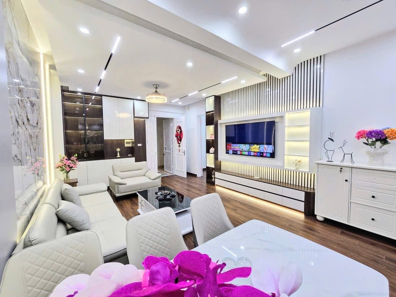 🏡 CHO THUÊ CĂN HỘ 103m² KĐT VIỆT HƯNG – LONG BIÊN

✨ Diện tích: 103m²
🛏️ 3 phòng ngủ – 🚿 2 vệ sinh
🛋️ Full nội thất đẹp mê ly, chỉ xách vali vào ở.
🌿 Không gian rộng rãi, thoáng mát, phù hợp gia đình.

💰 Giá thuê: 13 triệu/tháng (có thương lượng).