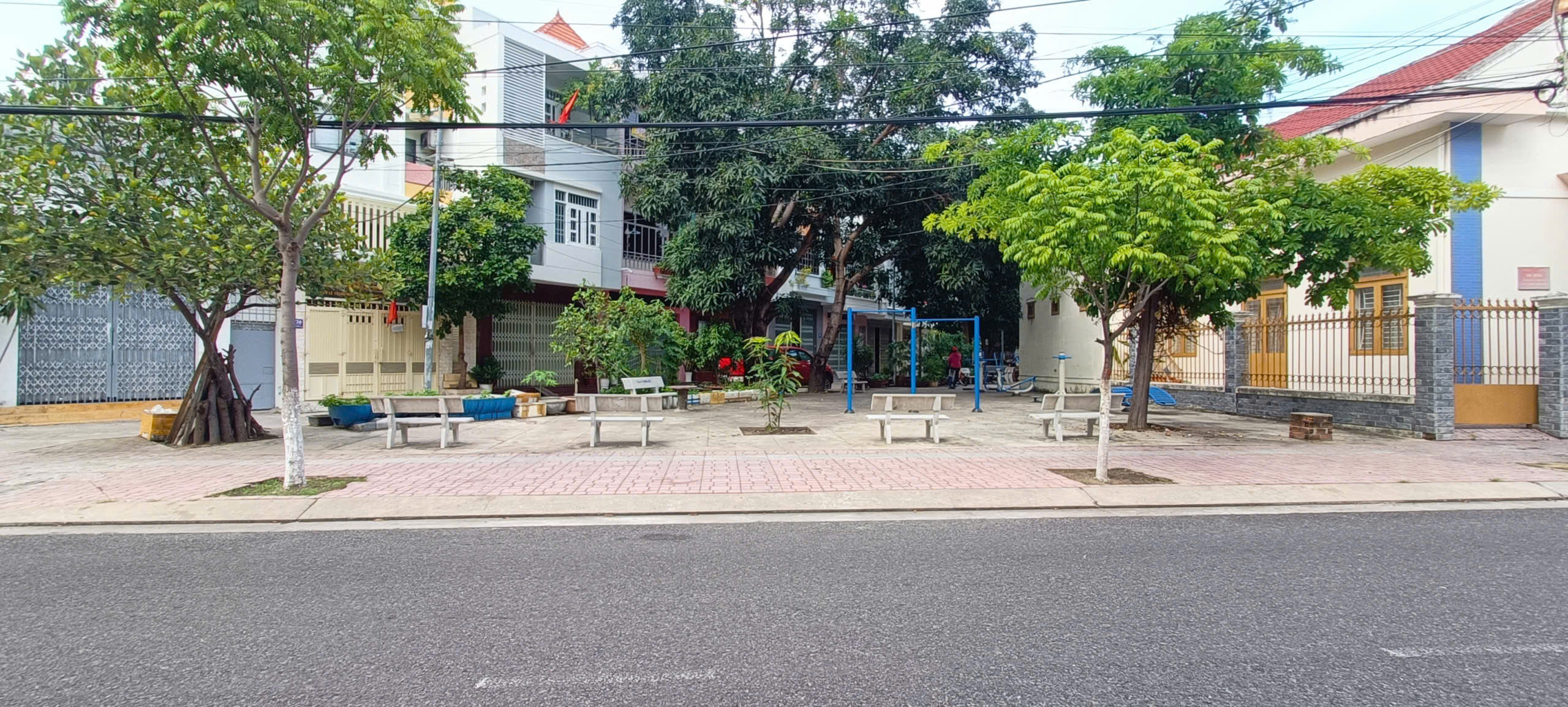 Cho thuê nhà nguyên căn 2 tầng mặt tiền đường Nguyễn Lộ Trạch ,cách biển Nha Trang 700m