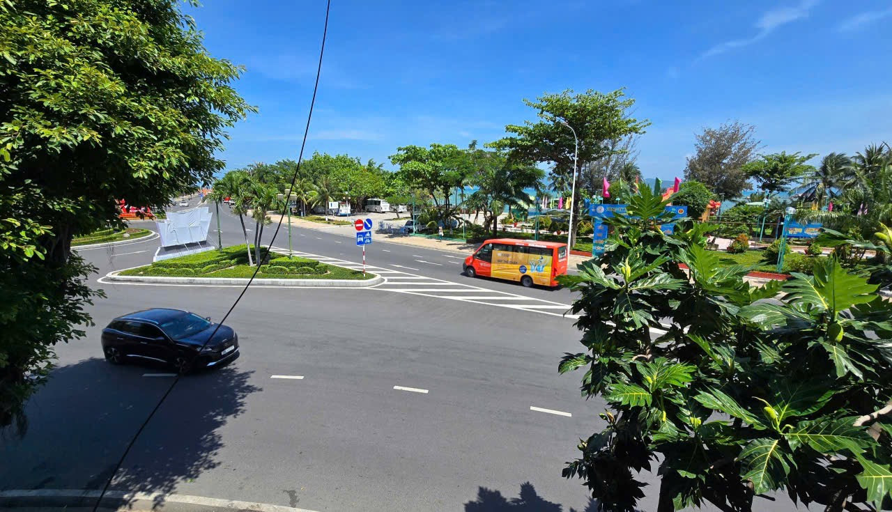 Bán NHÀ MẶT TIỀN BIỂN PHẠM VĂN ĐỒNG – NHA TRANG
📍 Vị trí đắc địa, gần cầu Trần Phú, sát Highland.
🏠 Diện tích đất: 30m² thổ cư 🏠 Nhà hiện trạng 2 tầng 📏 Mặt tiền hơn 7m 📐 Tầng 2 được phép đua ra 1,4m