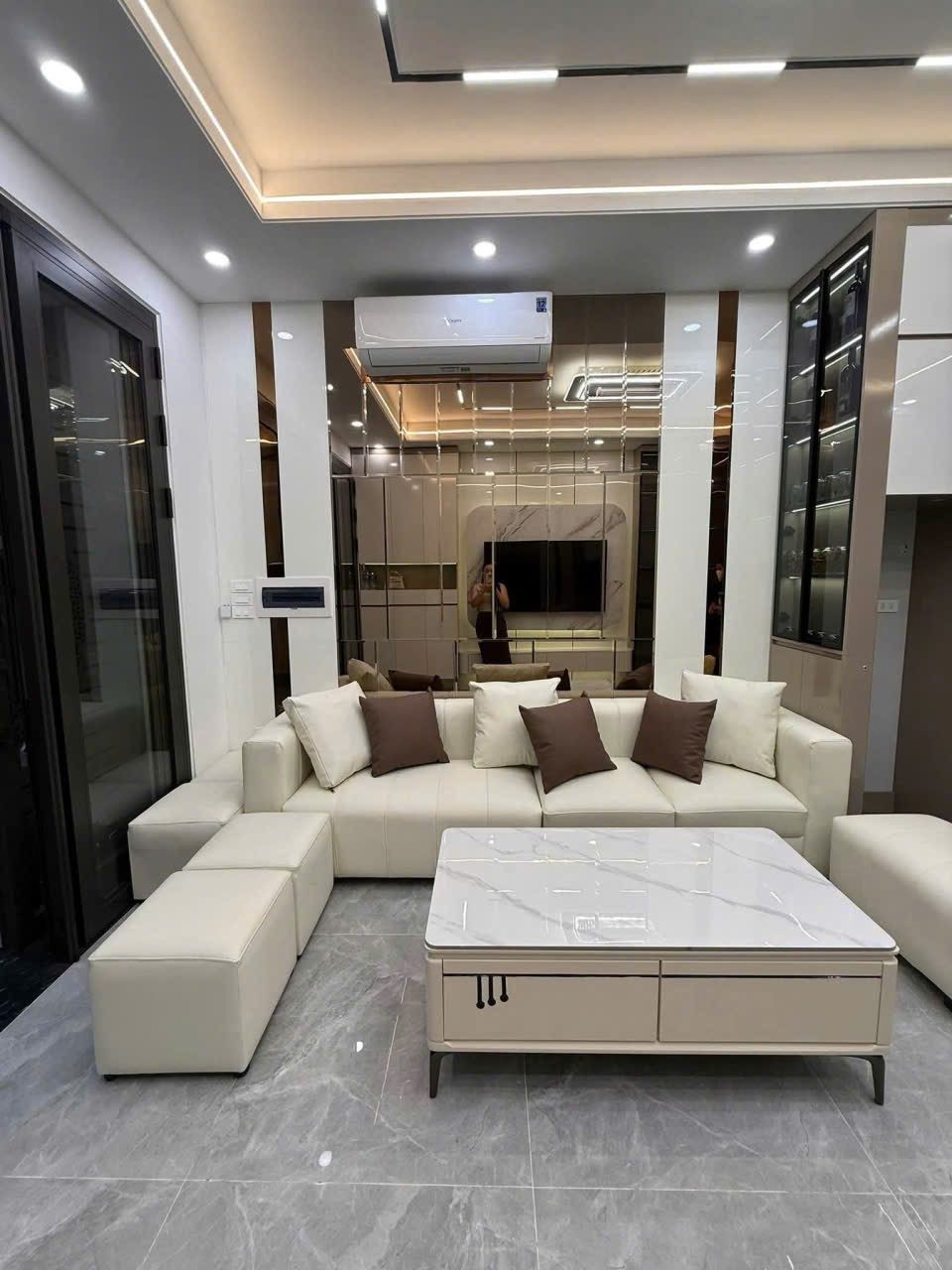 Nhà MỚI ĐẸP, THANG MÁY, FULL ĐỒ Mạc Thị Bưởi, Hai Bà Trưng 40M x 6T - 18 triệu