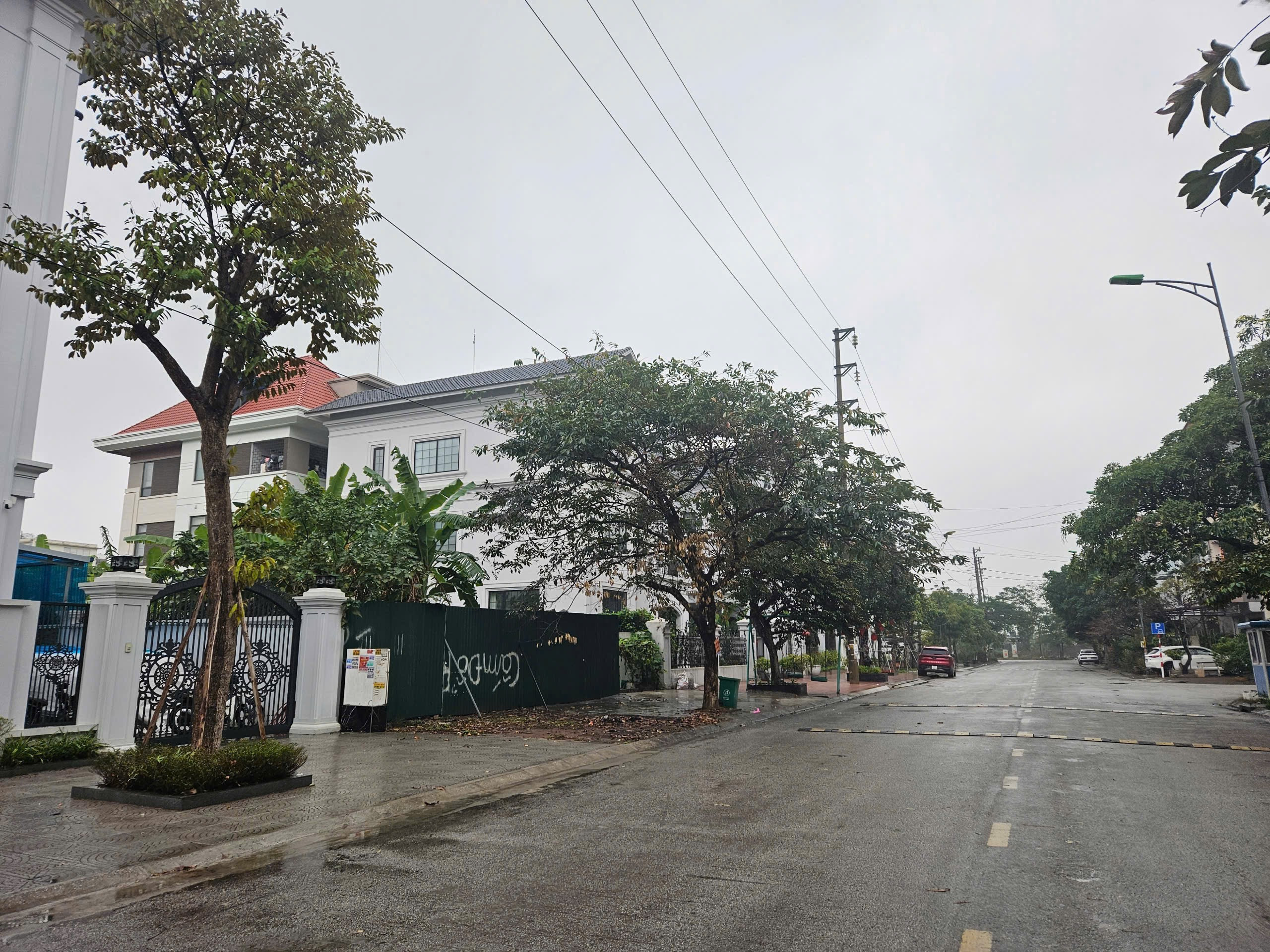Bán biệt thự 3 tầng mới xây, diện tích đất 270m dãy OBT19 khu đô thị đại hoàng long. Mặt đường lê thánh tông. Phường võ cường tỉnh bắc ninh
