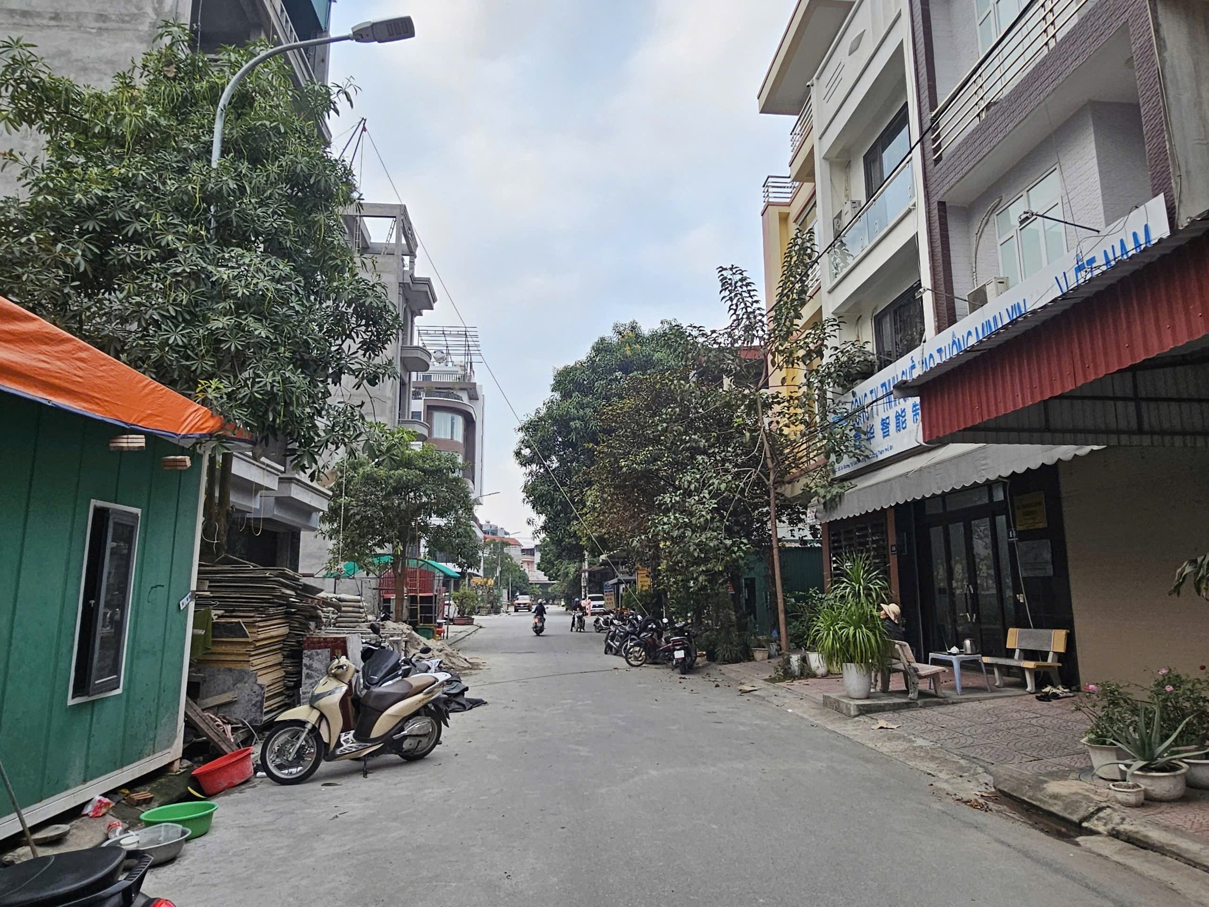 Bán nhà 2.5 tầng phố nguyễn tư giản khu bò sơn 2.  Diện tích 73m mặt tiền 4.2m hướng tây nam. Cạnh khu liền kề hud-B. Phường võ cường tỉnh bắc ninh