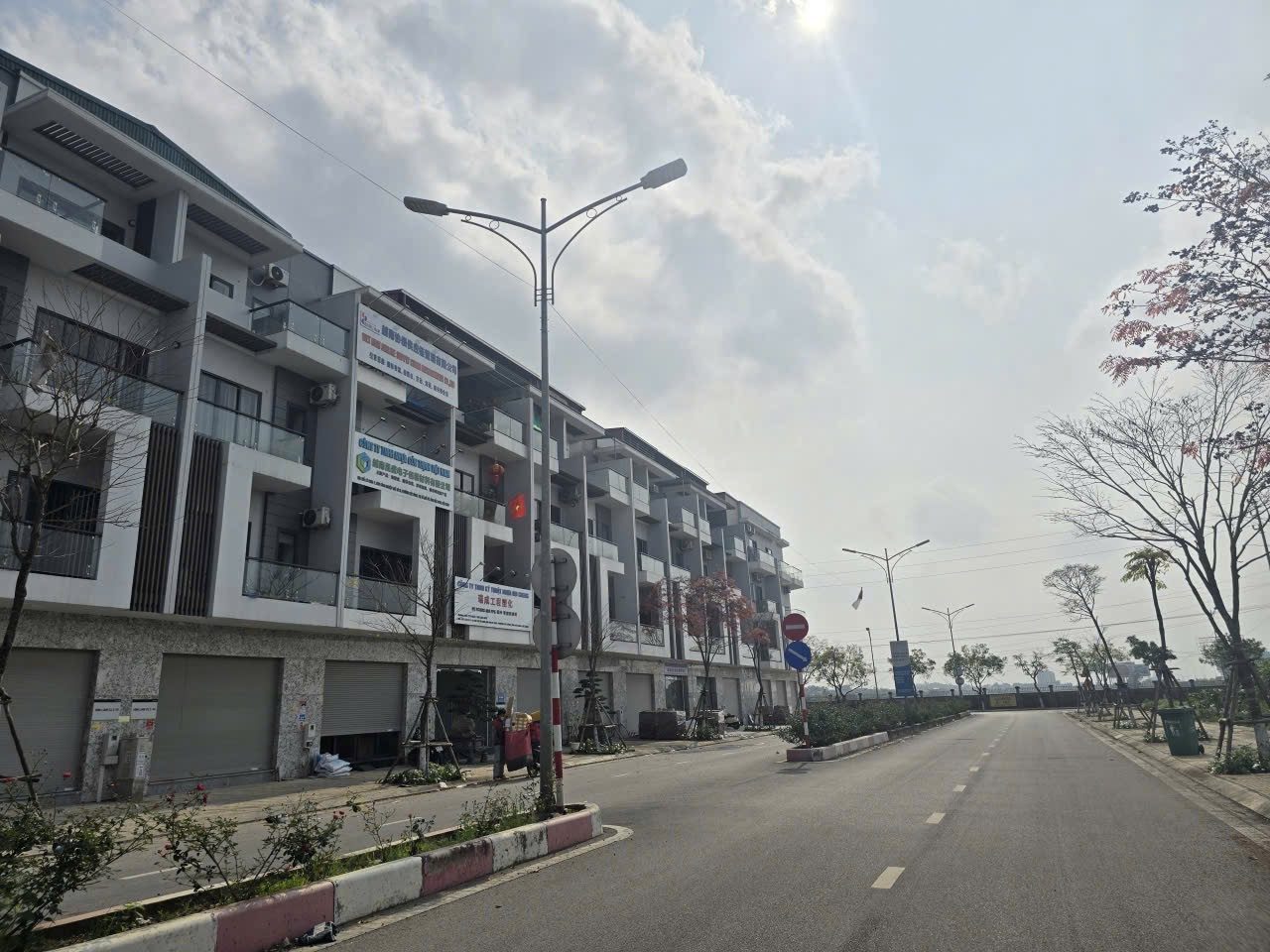 Bán căn xây thô 4 tầng diện tích đất 75m mặt 5m hướng tây bắc. khu đô thị him lam đại phúc dãy CL1 trục chính nhìn chung cư. Phường võ cường tỉnh bắc ninh