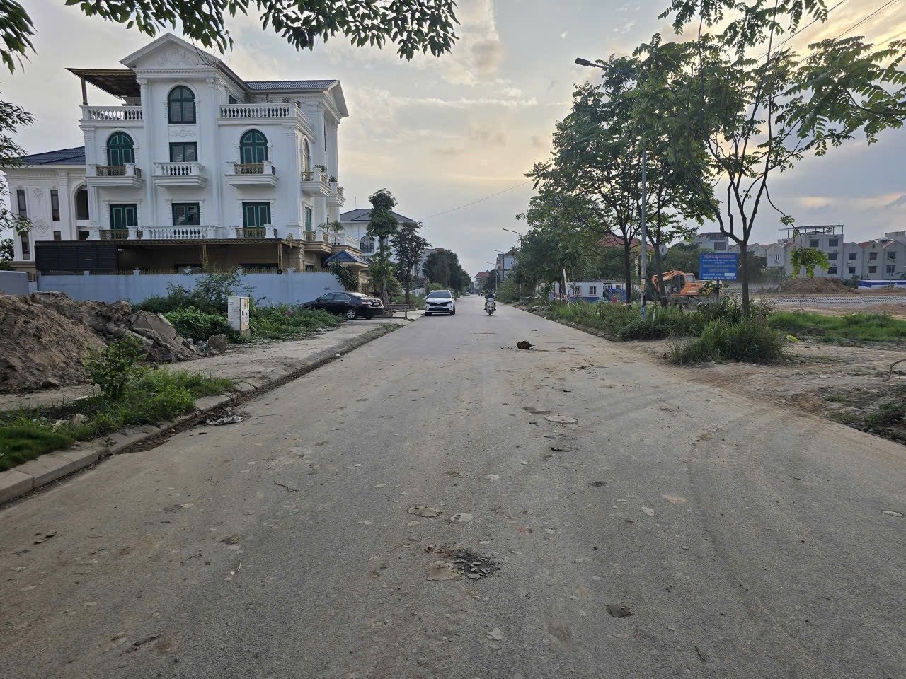 Bán đất biệt thự dãy OBT24 nhìn giữa hồ điều hoà khu đô thị đại hoàng long. Diện tích 270m mặt tiền 15m hướng tây bắc. Phường võ cường tỉnh bắc ninh