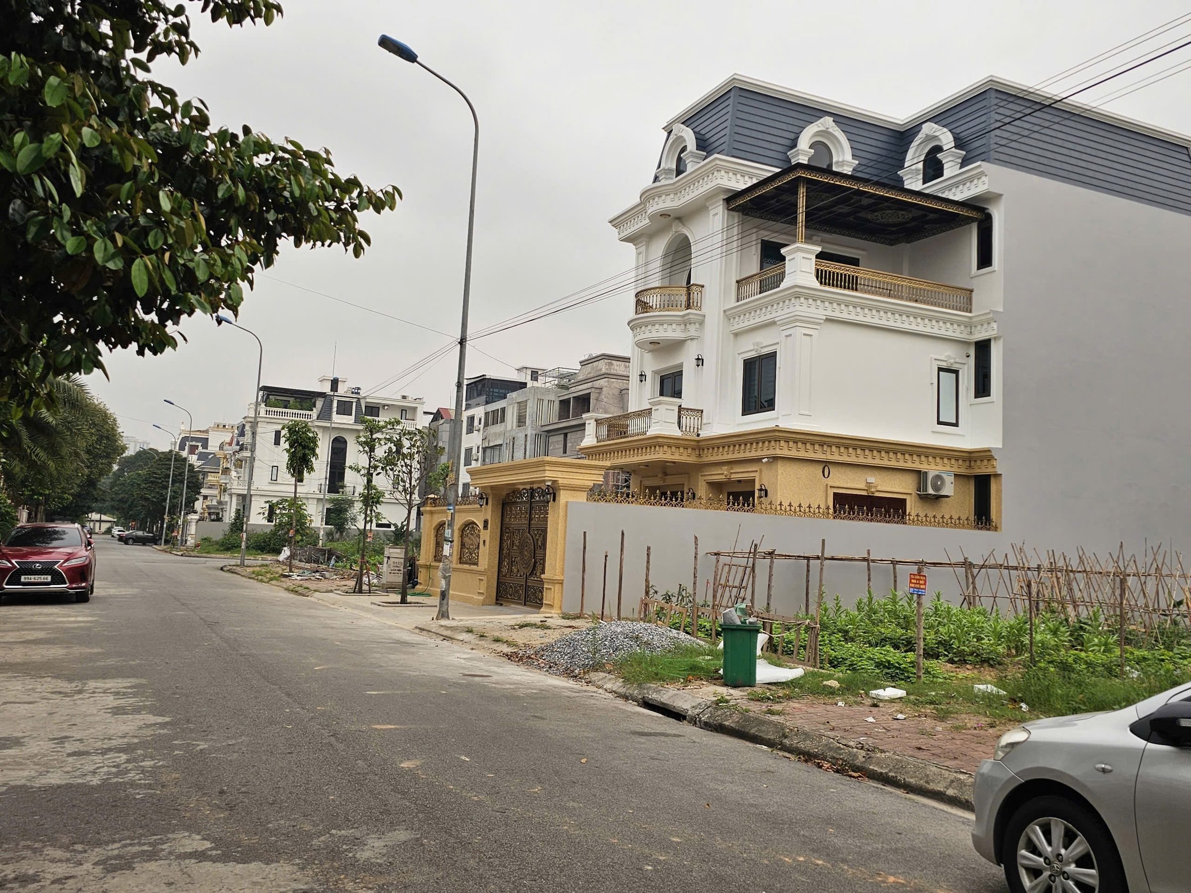 Bán đất KĐT đại dương dãy VM làn 2 hồ điều hoà. Diện tích 234.6m mặt tiền 10.2m hướng tây nam. Phường võ cường tỉnh bắc ninh