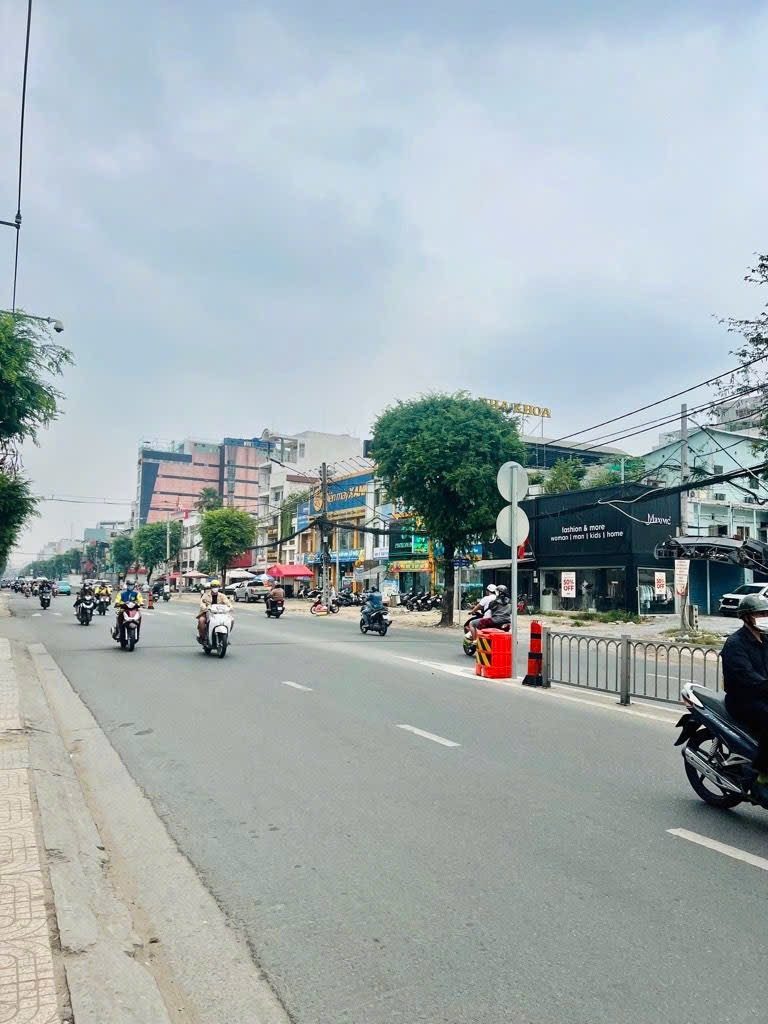 Đối diện Tòa Nhà VIETTEL TOWER, Trục Cách Mạng Tháng 8, Quận 3
