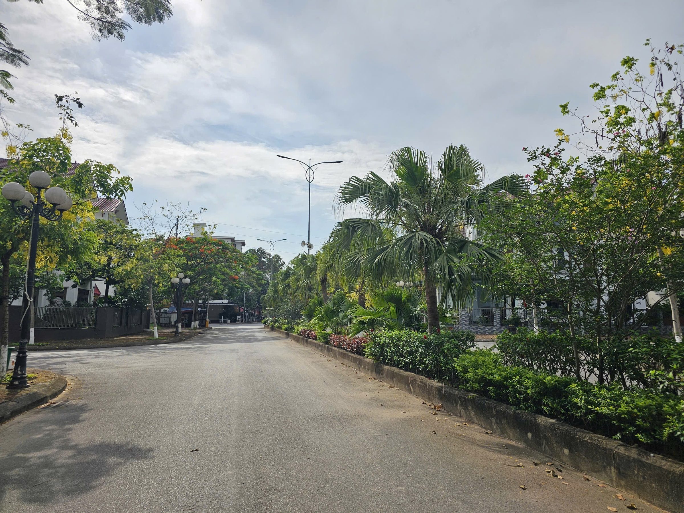 Bán căn biệt thự lô góc đã xây thô 3.5 tầng khu đô thị phúc ninh. Trục chính đường rộng 42m. Diện tích 392m mặt tiền 20m hướng đông nam & đông bắc. Phường vũ ninh tỉnh bắc ninh