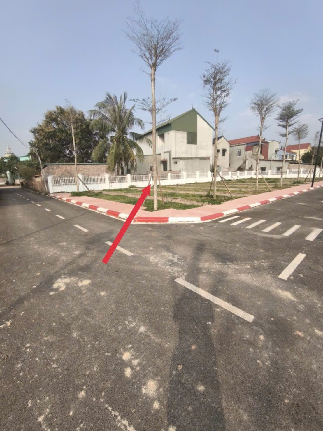 Lô góc 2 mặt đường thoáng,xung quanh dân cư đông đúc,cách trường cấp 1,2,3 ubnd chỉ hơn 100m