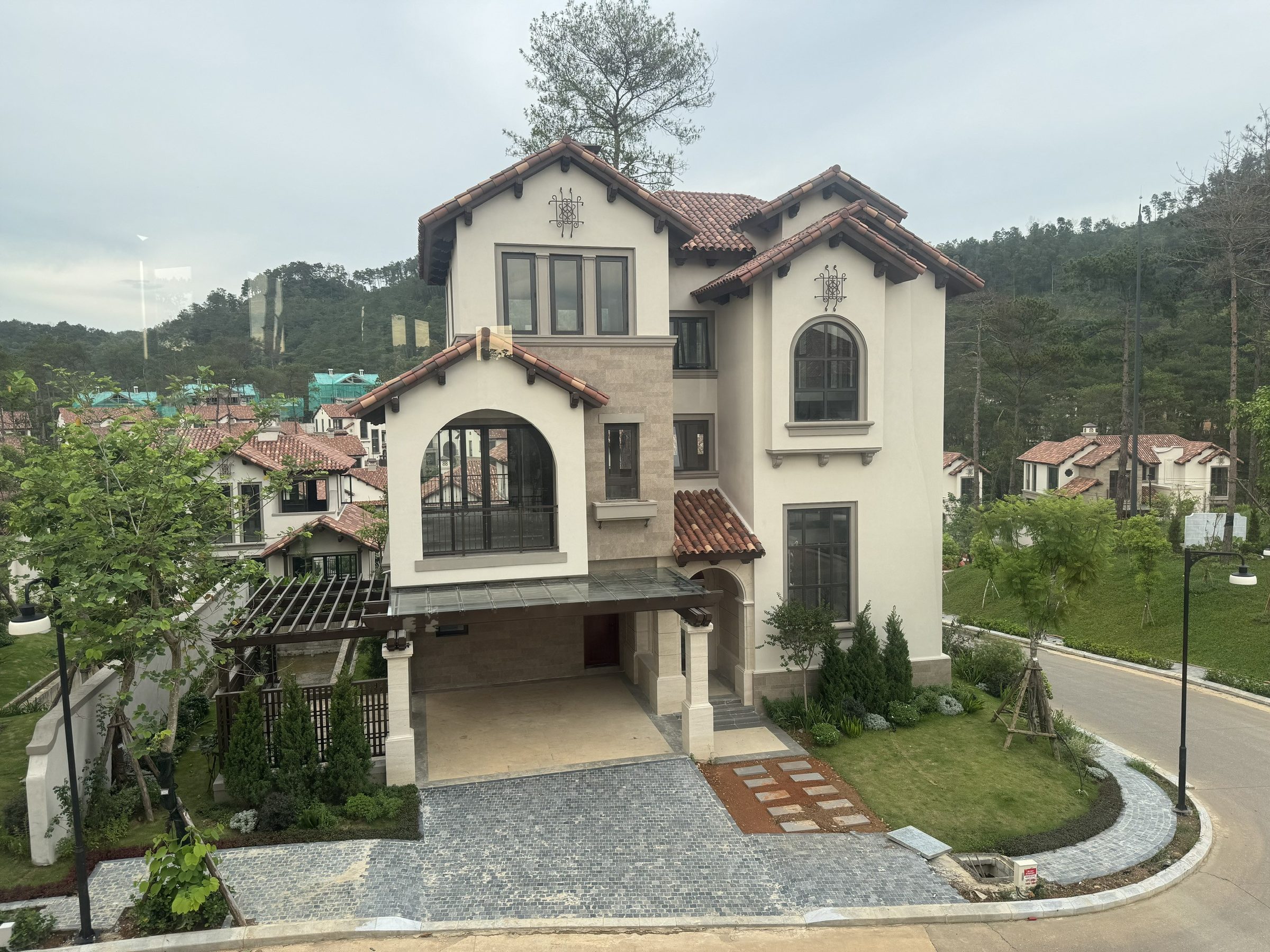 Chính chủ: CẦN TIỀN NÊN BÁN GẤP biệt thự 2 mặt tiền đã bàn giao, đang chờ làm sổ trong khu Thanh Xuân Valley của BIM. Thiện chí có thể thương lượng giá tốt vì chủ nhà đang cần tiền để xây nhà.
