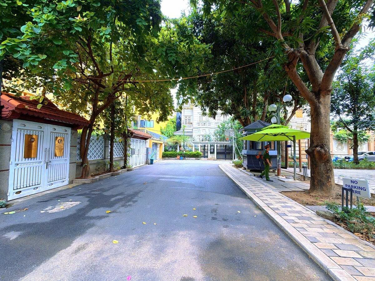 BIỆT THỰ VIP VƯỜN ĐÀO TÂY HỒ - VIEW VƯỜN HOA -  XUNG QUANH QUAN CHỨC - AN NINH TUYỆT ĐỐI - TẶNG FULL NỘI THẤT NHIỀU TỶ, THOÁNG SÁNG 4 MẶT, 2O5M2+5 T+ MT 13,2M, = 119 TỶ
