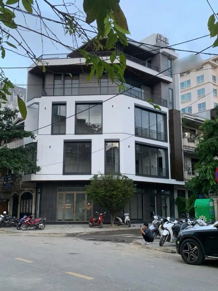 CHO THUÊ NHÀ mới 3 tầng GÓC 2 MẶT TIỀN NGUYỄN THỊ MINH KHAI, TRUNG TÂM HUẾ, có thang máy