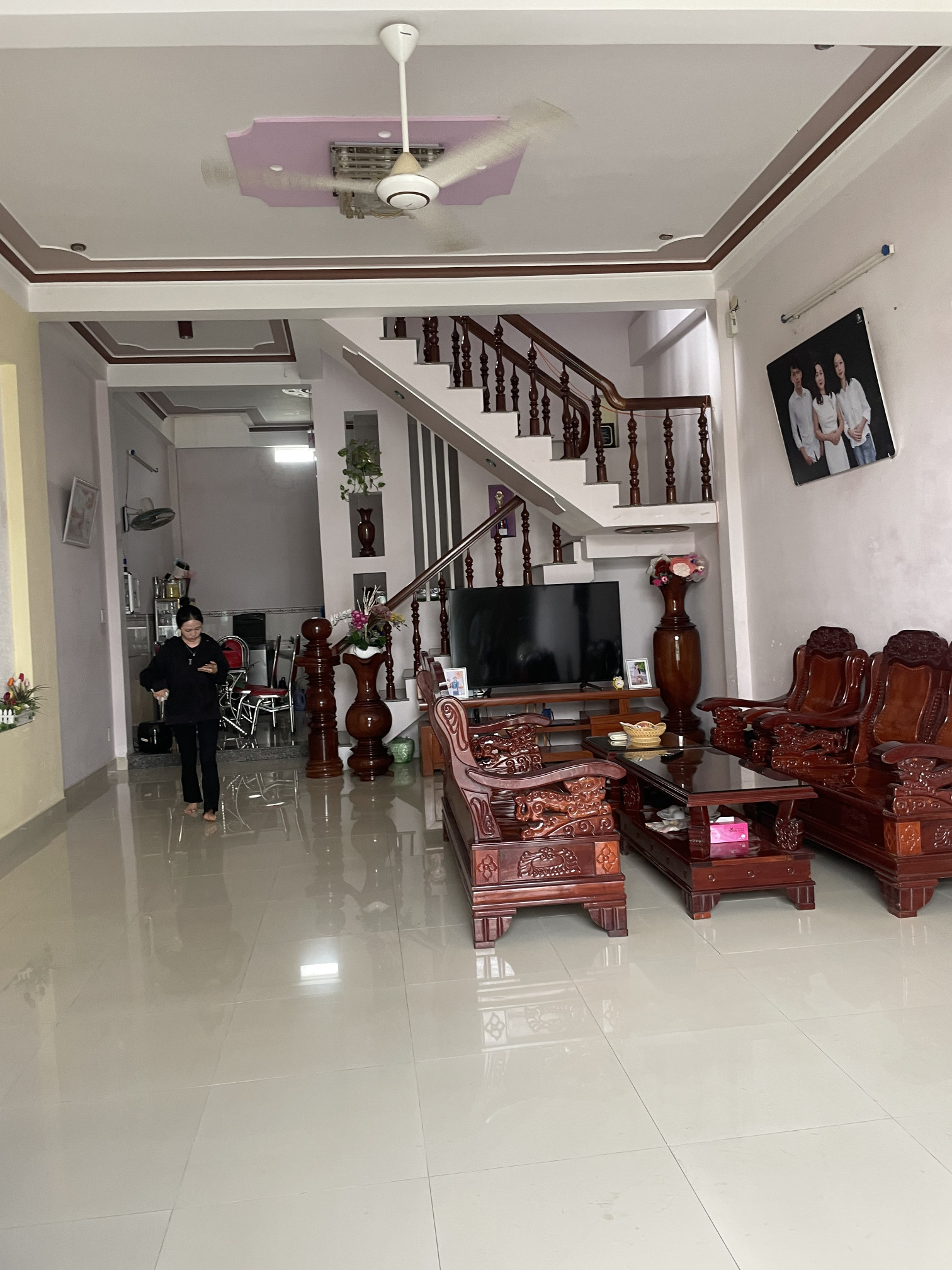 Bán nhà 3mê trung tâm Thị Trần - Chí Thạnh Cách Uỷ Ban- Chợ vài bước chân -đường thông 2 đầu  Công năng 3 phòng ngủ, 2 vệ sinh, phòng khách rộng, bếp, phòng thờ , ban công trước sau Sổ hồng chính chủ - Hoàn công đầy đủ  Giá nhỉnh 2tỷ chút thương lượng trự