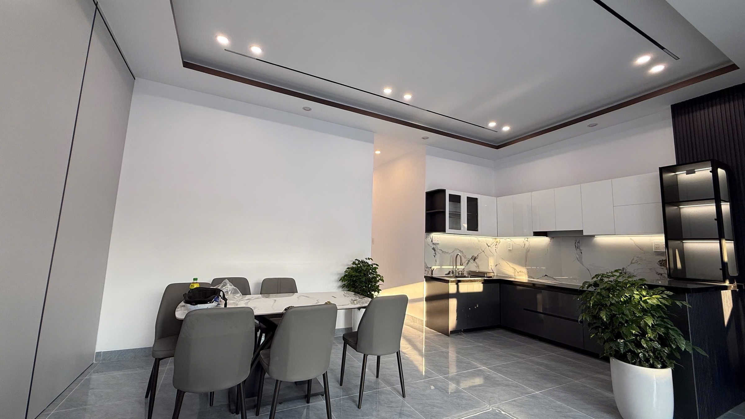 💥 Nhà Mới 2 Tầng, Ngay Trung Tâm Diên Khánh — Dọn Vào ở ngay

✨ NỘI THẤT XỊN  — DT : 137m² (Full thổ cư) - Ngang 6m cực thoáng.

• Thiết kế: 3 PN (có phòng tầng trệt), 3 WC, hệ cửa Xingfa cao cấp.
• Tặng kèm: Sofa, TV 65", 3 máy lạnh, bàn ăn, kệ bếp.