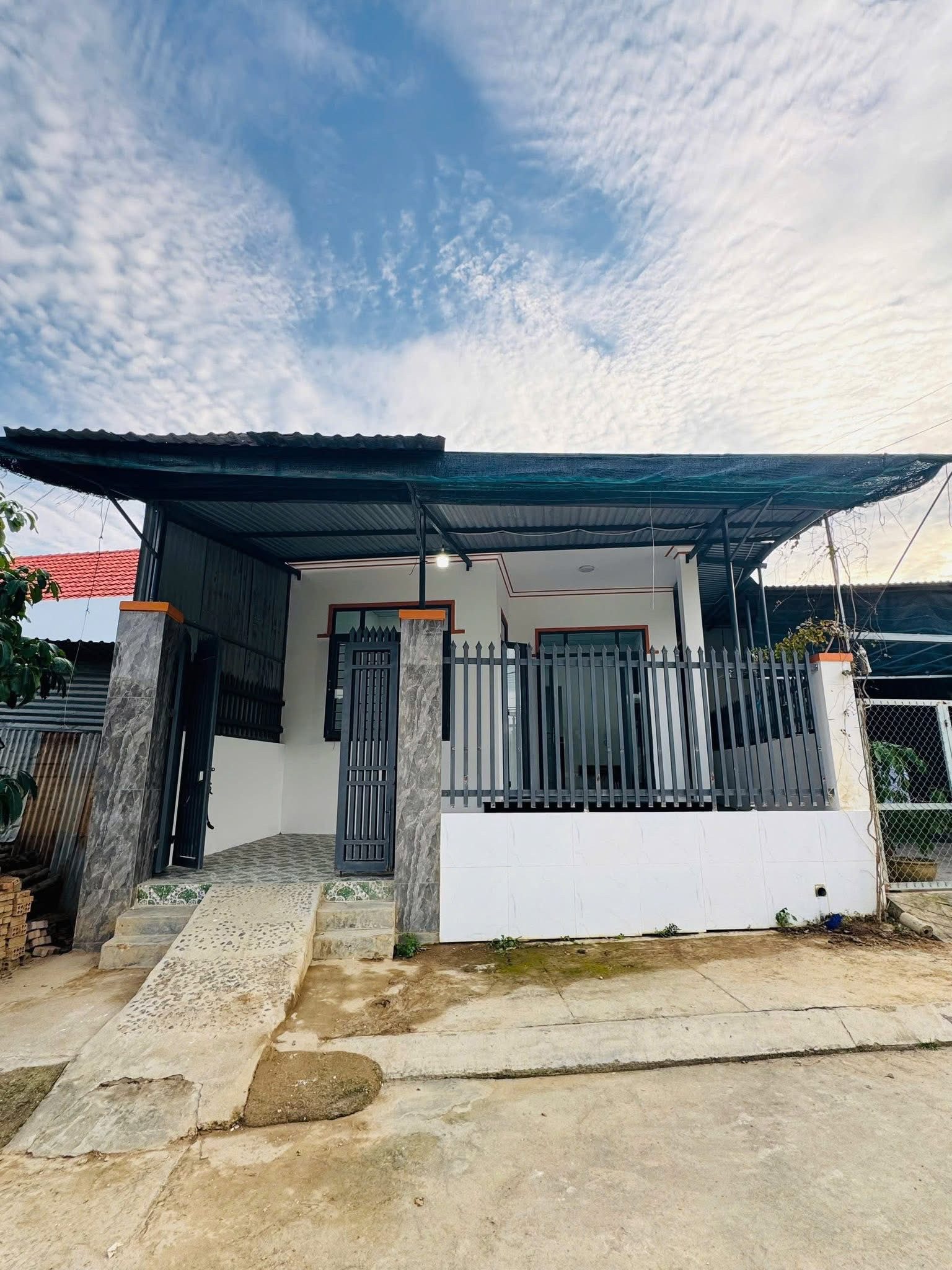 MSP 154
🔥 NHÀ MỚI ĐẸP GẦN SÔNG – SẴN DÒNG TIỀN 5TR/THÁNG 🔥

TĐC Diên Khánh – Giá chỉ 2,5 tỷ (full nội thất)
- Diện tích : 119m² (ngang 7,3m) – đường 9m
- Hướng : Đông Bắc
+ Nhà mới: PK rộng, 3PN, 1WC, phòng thờ, 2 máy lạnh
- Sân rộng, đậu ô tô trướ