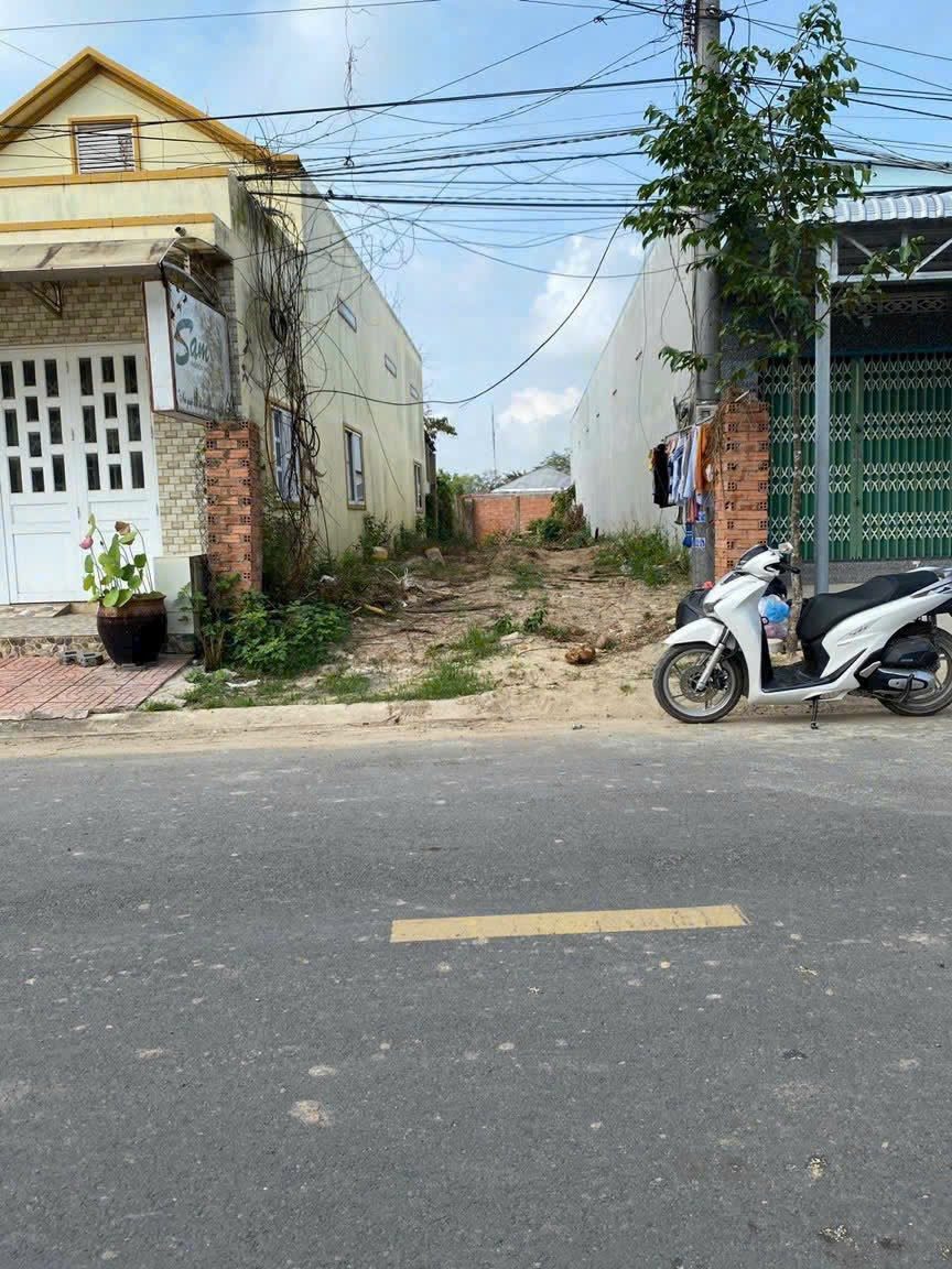 Bán Đất Măt Tiền Truong Thị Giao gấp Gò Cao Thị trấn Hậu Nghĩa huyện Đức Hoà LA   
- DT: 5x40