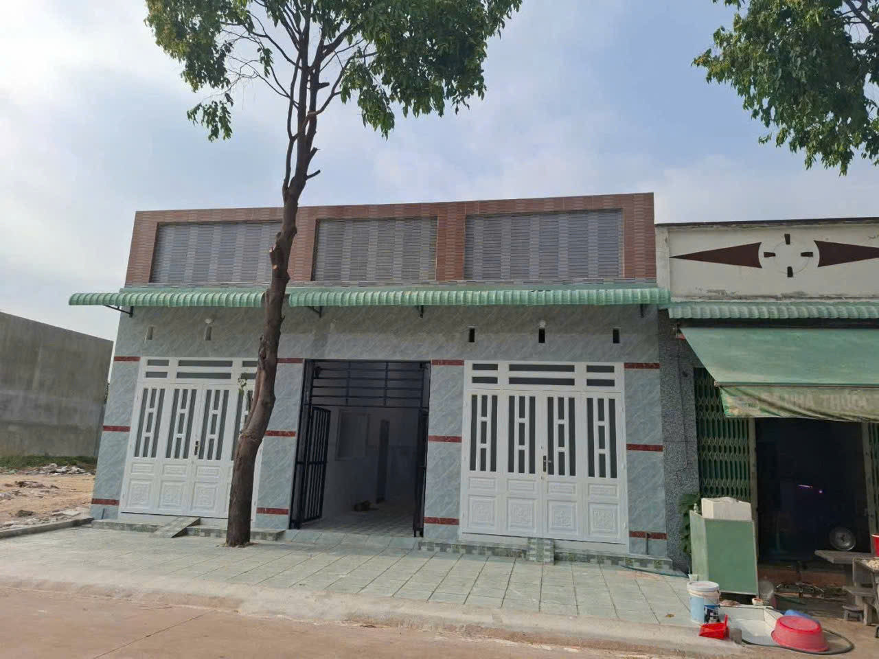 Cặp trọ mặt tiền Bàu Bàng có DT 300m² giá 890 TRIỆU, nguồn thu 20tr/tháng, sổ riêng