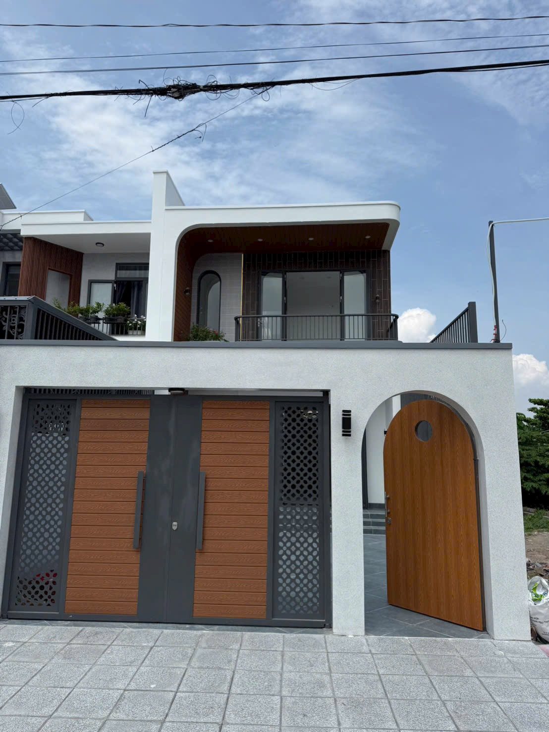 LÊN CĂN NHÀ PHƯỜNG LONG ĐIỀN, TPHCM 
Diện tích : 6x28=169m2 có 80m2 thổ cư
Diện tích xây dựng : 240m2 , gồm 4 phòng ngủ, 3 tollet, có sân trước, sân sau