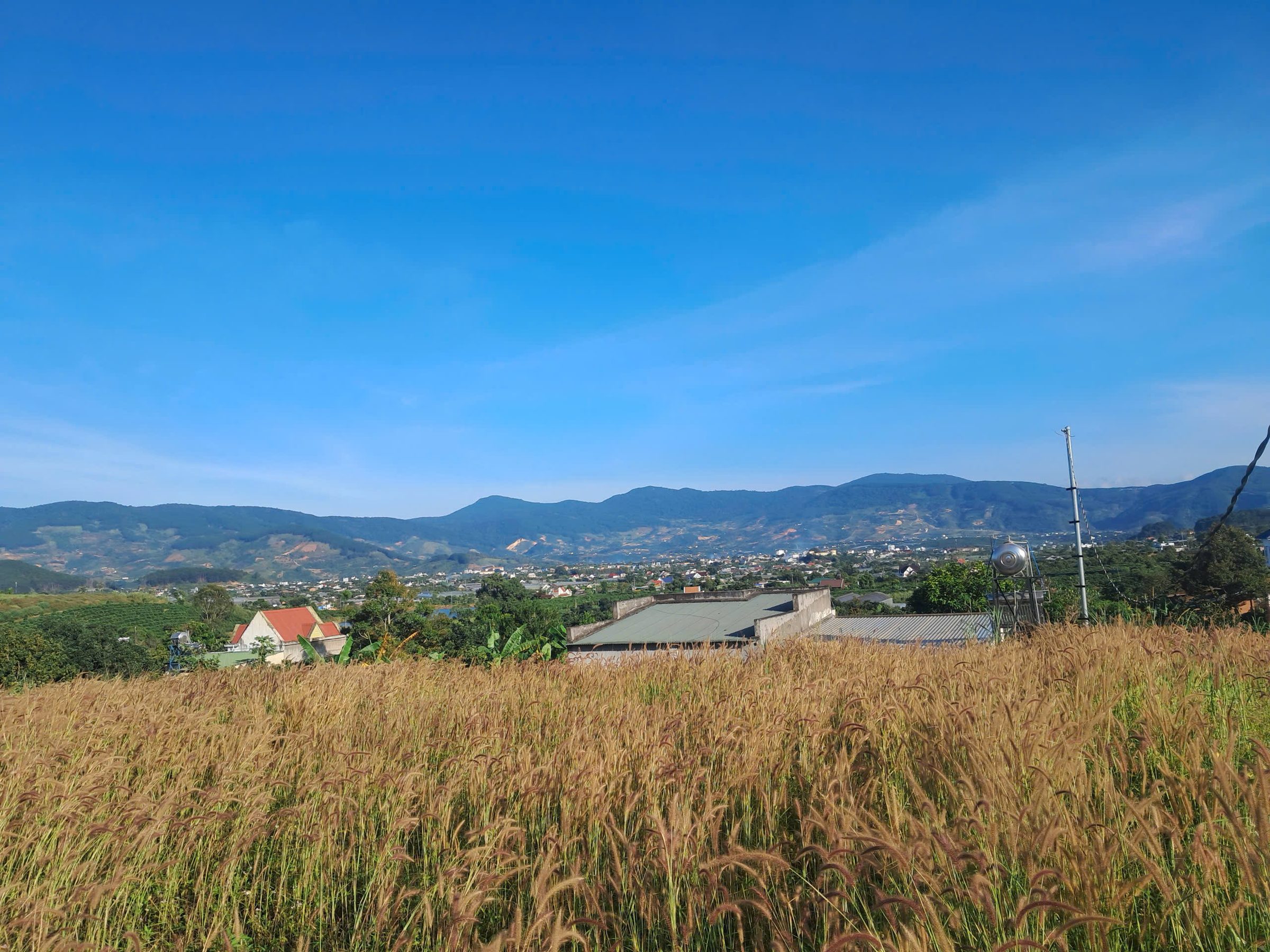 05 lô liền kề ở TT Nam Ban View Đẹp. DT từ 500m. Sẵn 100m thổ cư. Ngang 26m mặt tiền. Giá 3 triệu/m2
