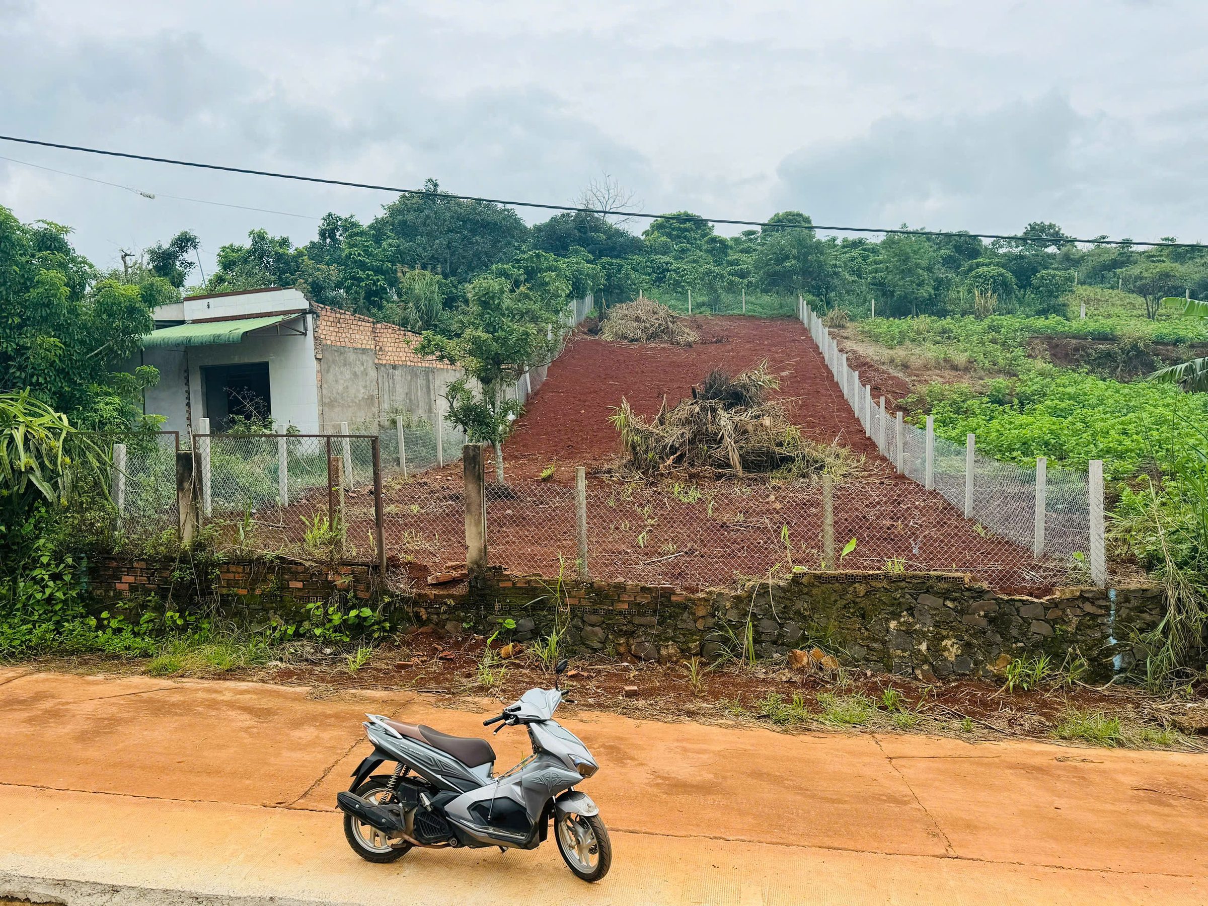 Đất trung tâm Nam Ban chỉ 500m ra đường nhựa lớn. 1km tới ủy ban xã Nam Ban. View Đẹp. Giá 1.42 Tỷ/530m2, Ngang 12m