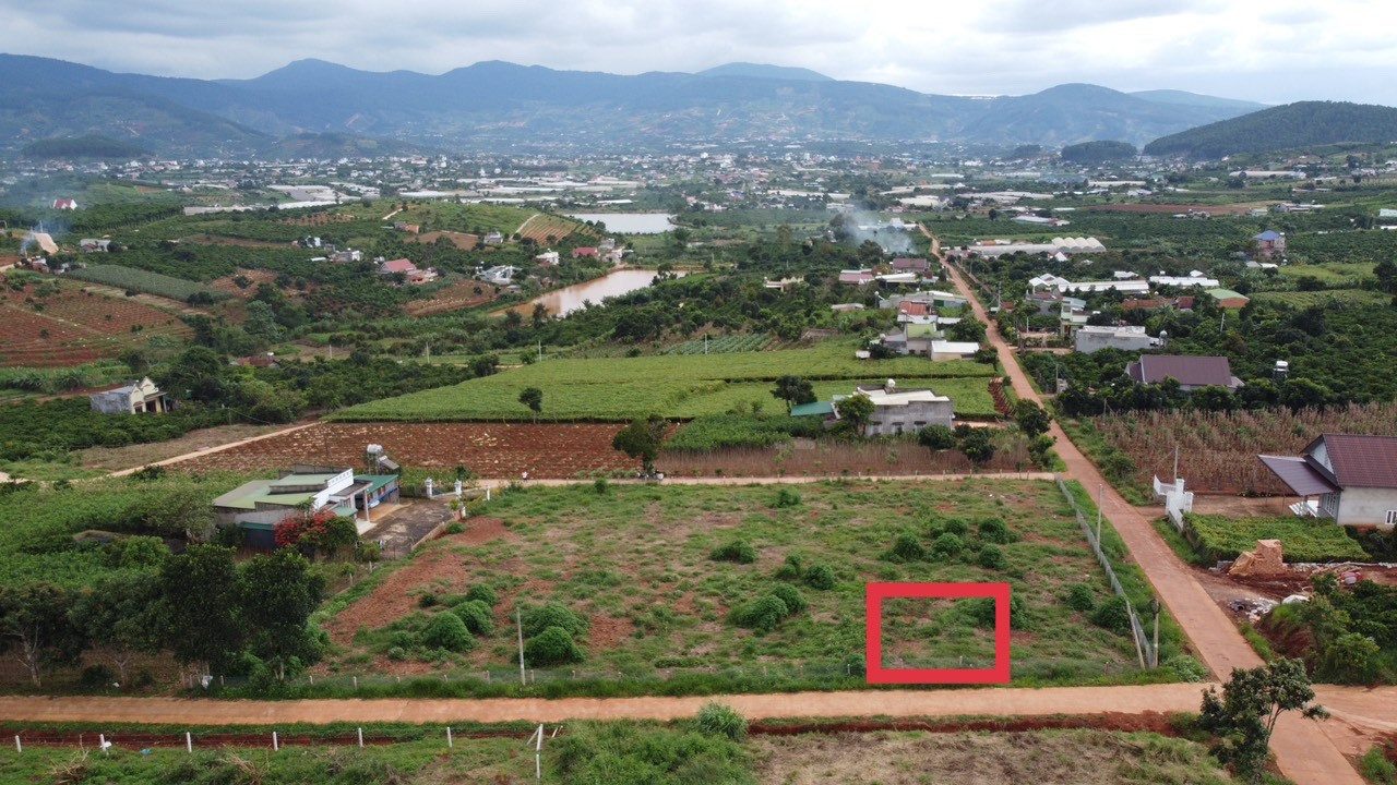 TT Nam Ban với chiếc view Panorama nhìn về toàn thị trấn và Hồ Bãi Công rất đẹp. GIá 1.56 tỷ