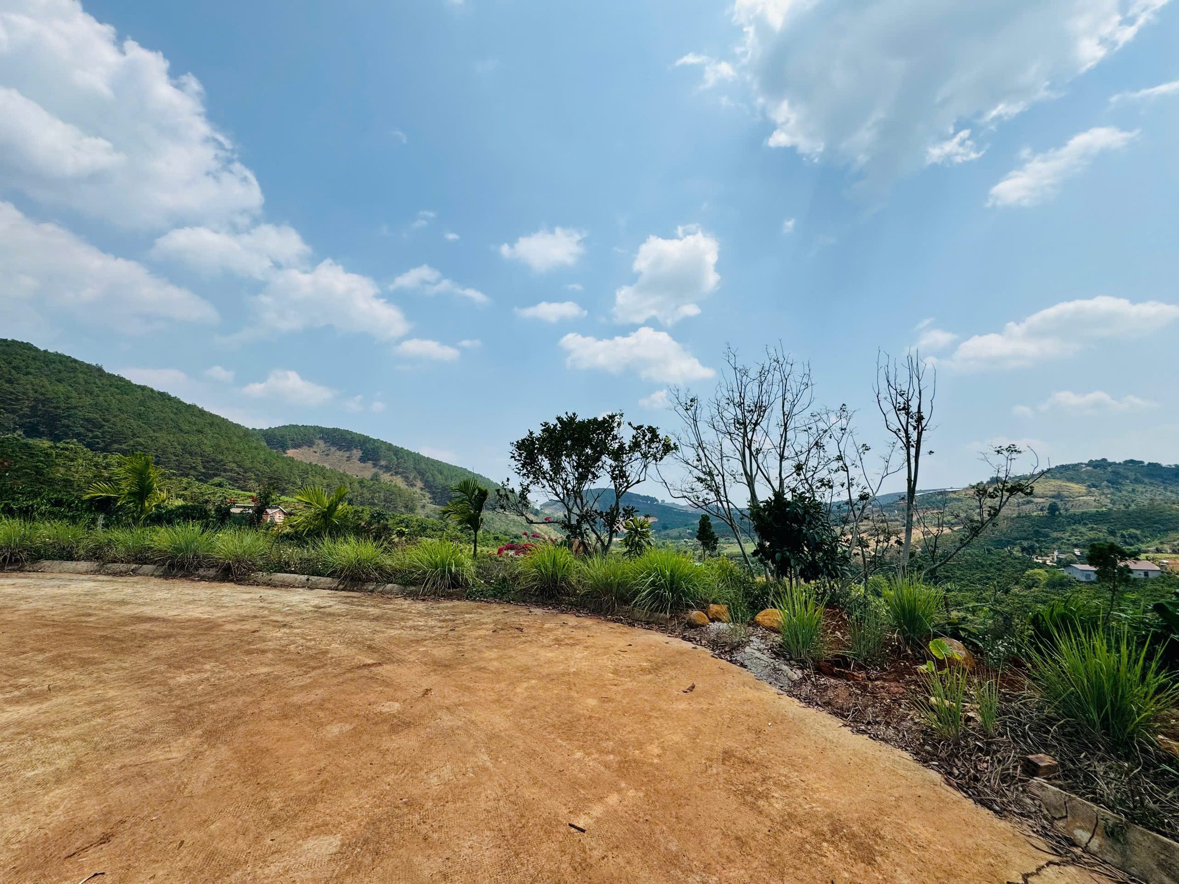Đất ở thị trấn Nam Ban chỉ 2km tới KDL Thác Voi. GIá 560 triệu/280m2. Ngang 7m mặt tiền. View Đẹp