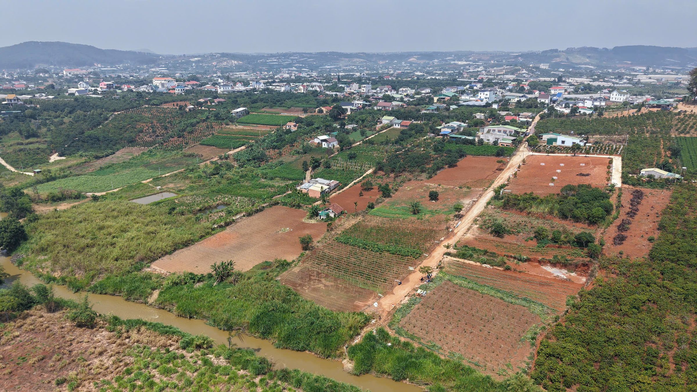 Đất ngay trung tâm Nam Ban chỉ 300m ra nhựa ĐT 725. Giá 759 triệu/ 250m2. SHR