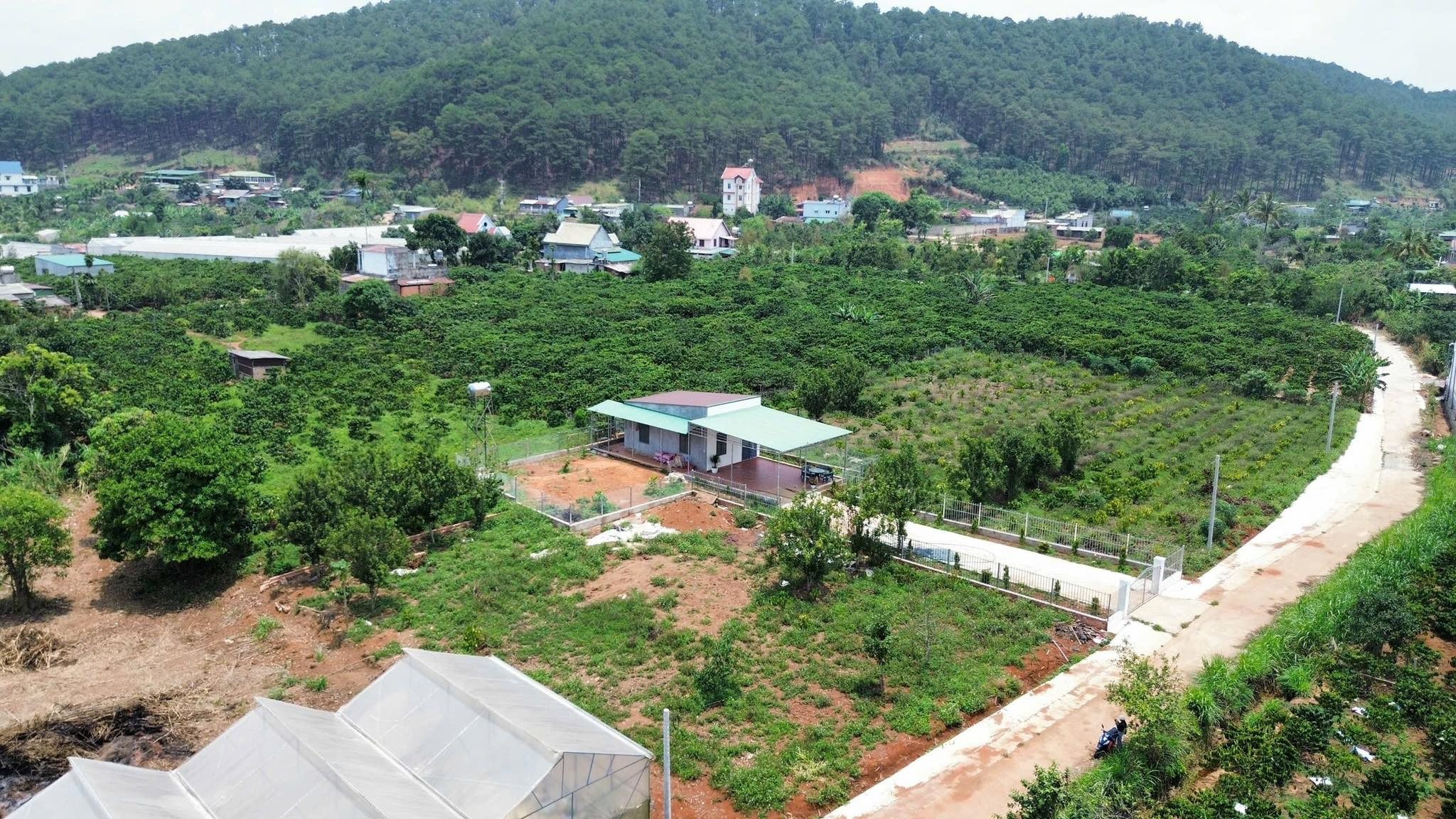 Đất ngay trung tâm thị trấn Nam Ban cách đèn đỏ Nam Ban. ĐT 725 chỉ 800m. GIá 1.36 tỷ/456m2. Sẵn 200m thổ cư