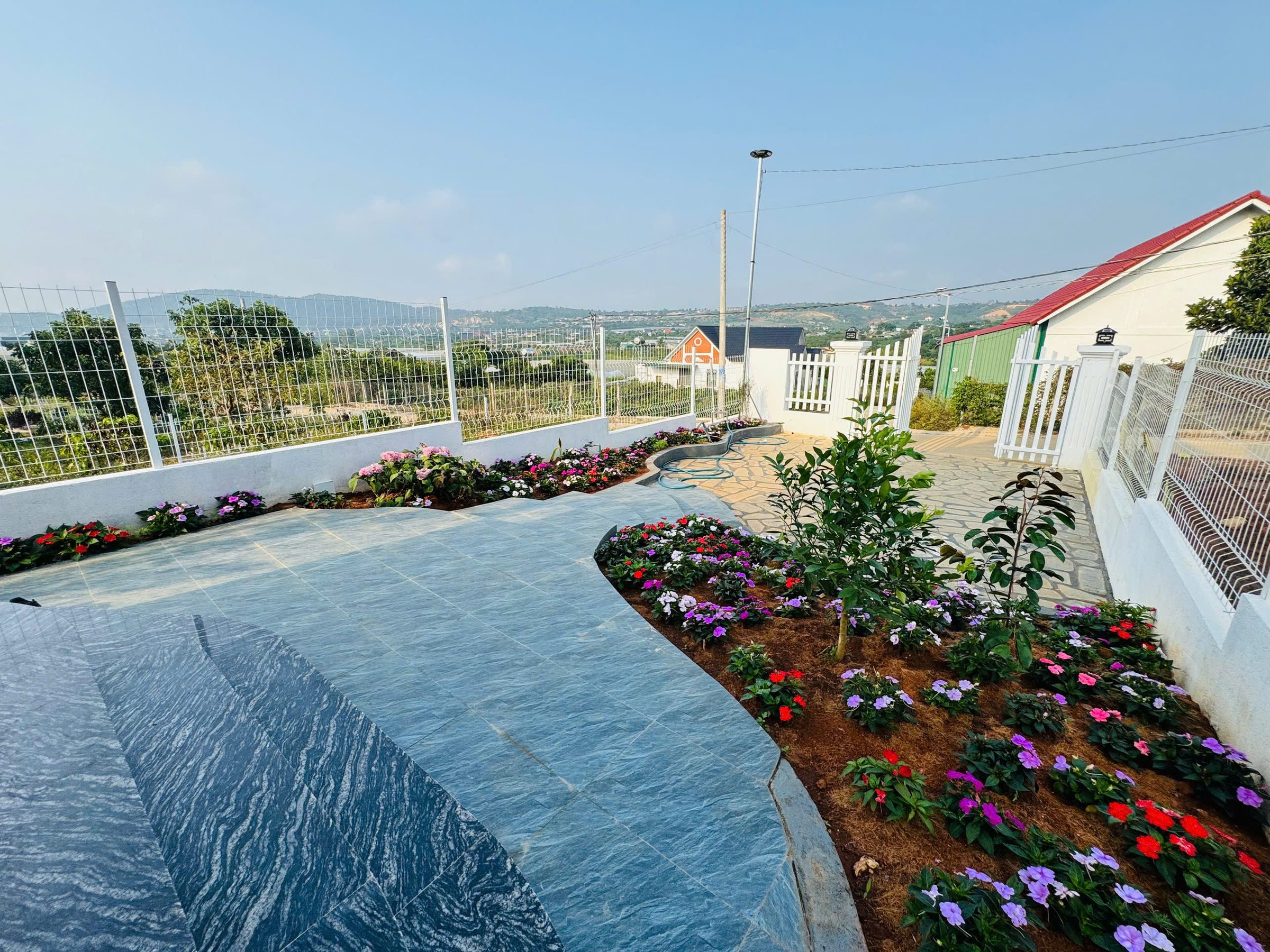 Nhà nghỉ dưỡng chỉ 6km chạm địa phận Đà Lạt. Ngay trung tâm thị trấn Nam Ban. Giá 2.15 Tỷ