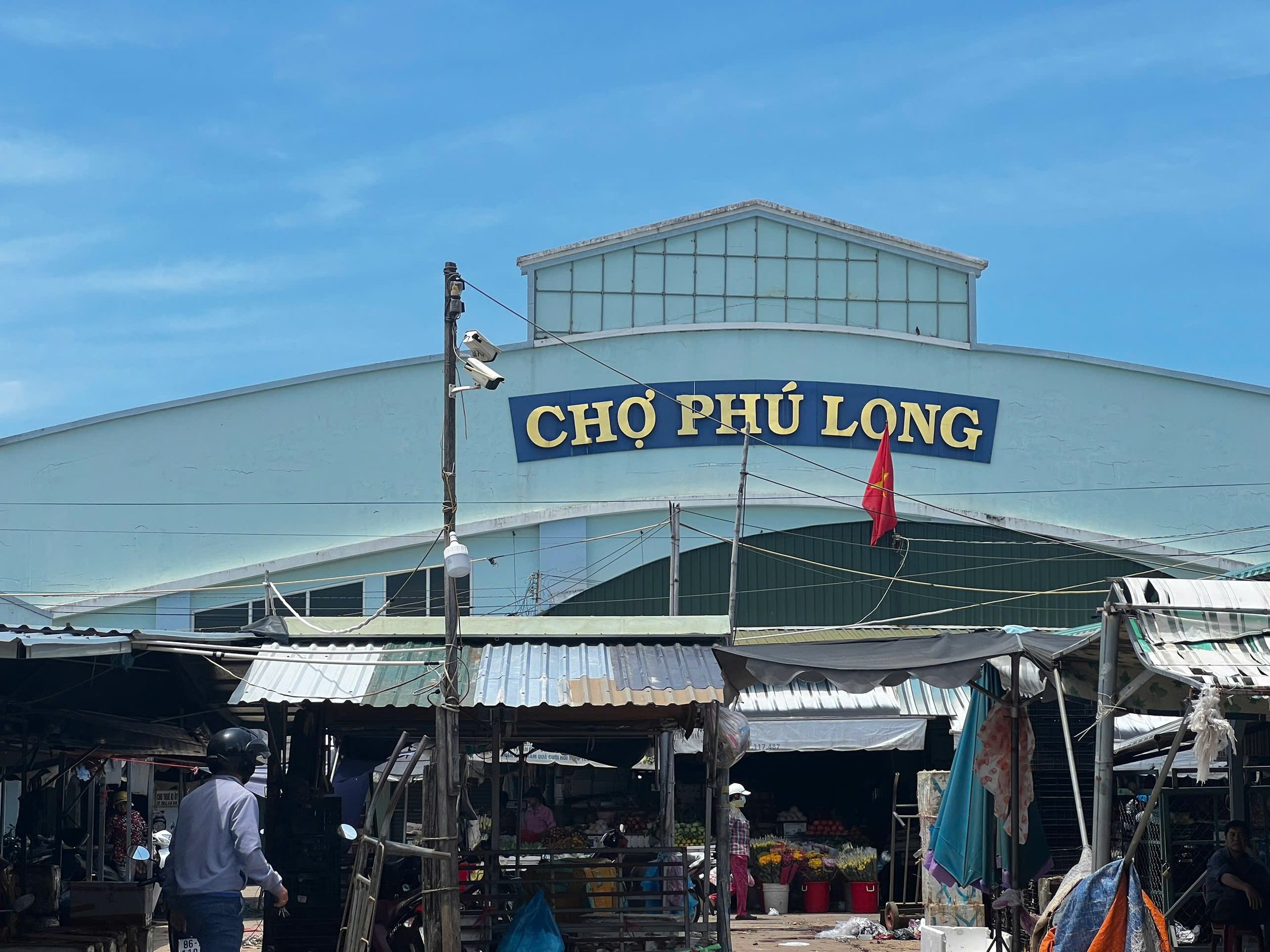 Bán đất thổ cư góc hai mặt tiền ngay chợ Phú Long