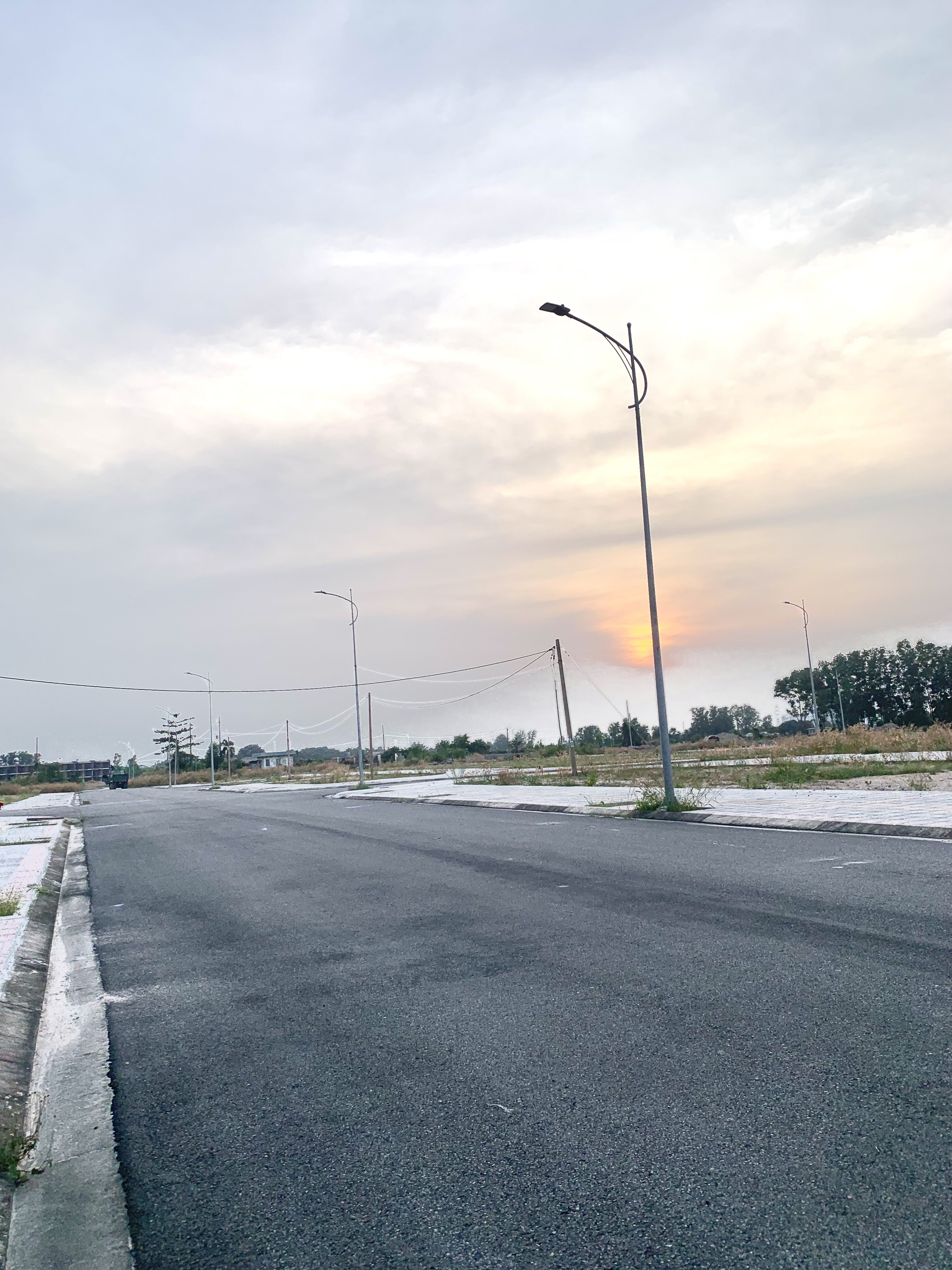 Đất tái định cư 37ha. Mặt tiền đường lớn 
Dt:5*20 tc 100
Giá:2ty650
Lh:0393685769