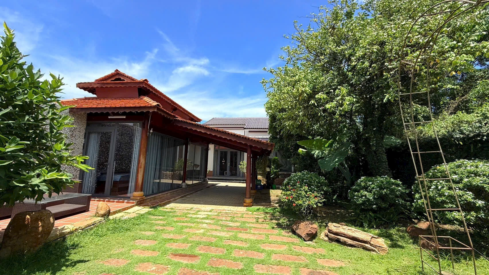 VILLA HỒ BƠI BIỂN PHƯỚC HẢI CẦN BÁN ,Trên đất có sẵn nhà vườn full nội thất 2 phòng ngủ- hồ bơi- hồ cá koi- chòi bbq
