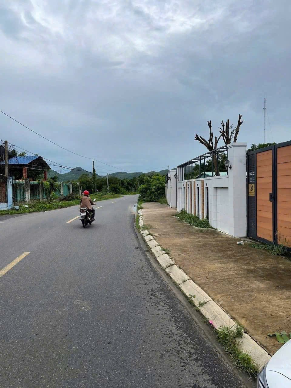 Ngộp! bán nhanh 235m2 chỉ 1ty580 phù hợp làm nhà vườn, chách biển 8p đi xe