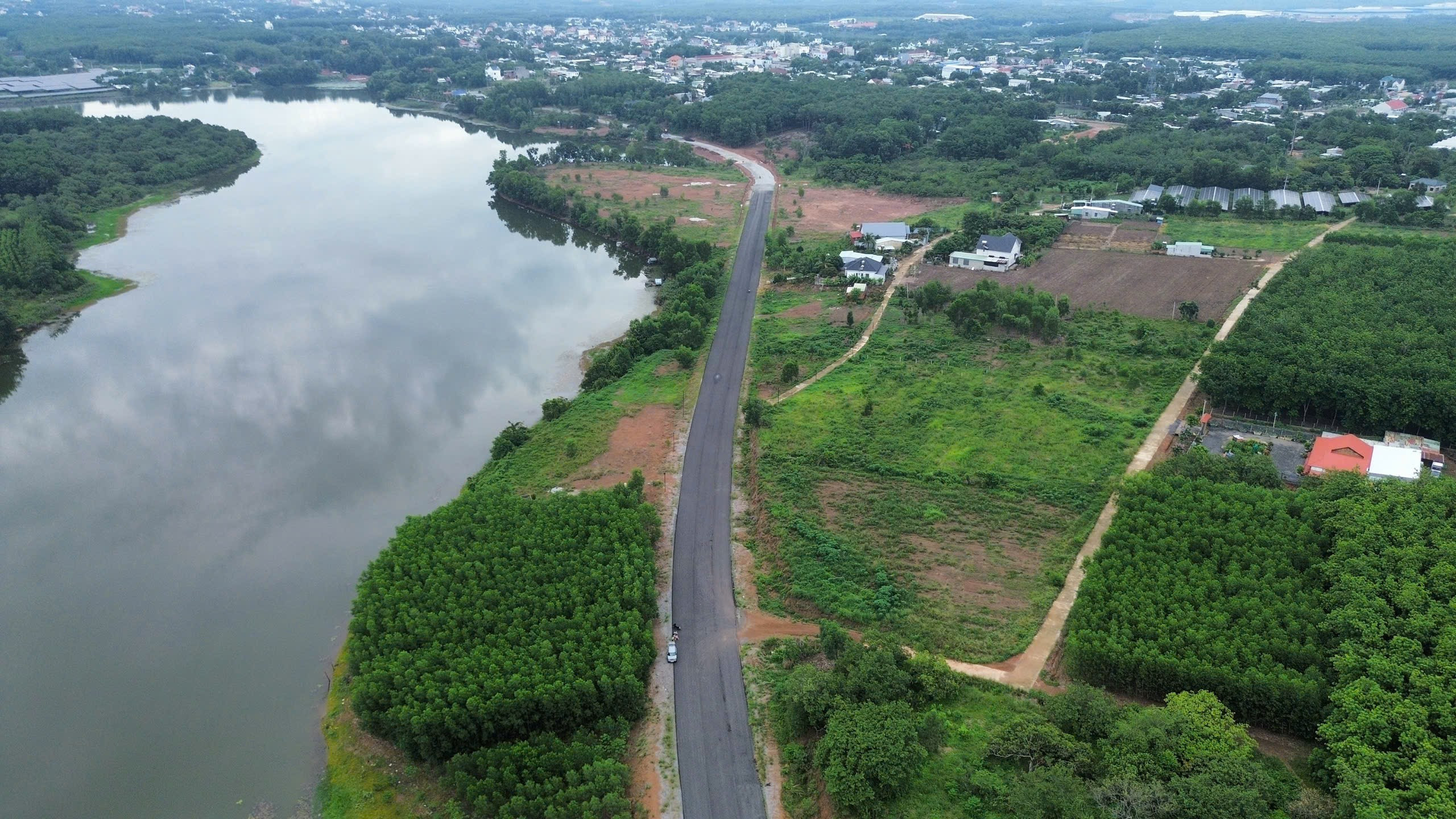 Bán đất mặt tiền đường vành đai hồ suối giai đồng phú