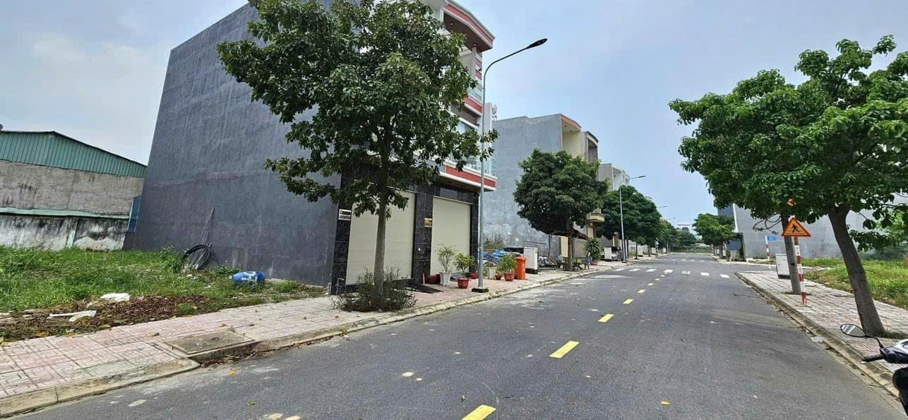 ĐẦU TƯ HẠ TẦNG KẾT NỐI SÂN BAY - GIÁ 900 TRIỆU LÔ 100M2 (5X20) NGAY MẶT TIỀN ĐƯỜNG LỚN 60M