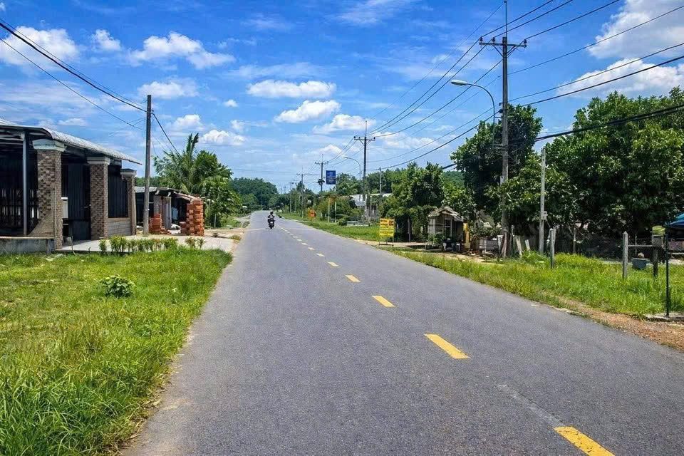 BÁN LÔ ĐẤT MẶT TIỀN ĐƯỜNG NHỰA 8M, GẦN CHỢ, TRƯỜNG HỌC , UỶ BAN, 2 PHÚT DI CHUYỂN . CÁCH NÚT GIAO CAO TỐC CHỈ 2KM