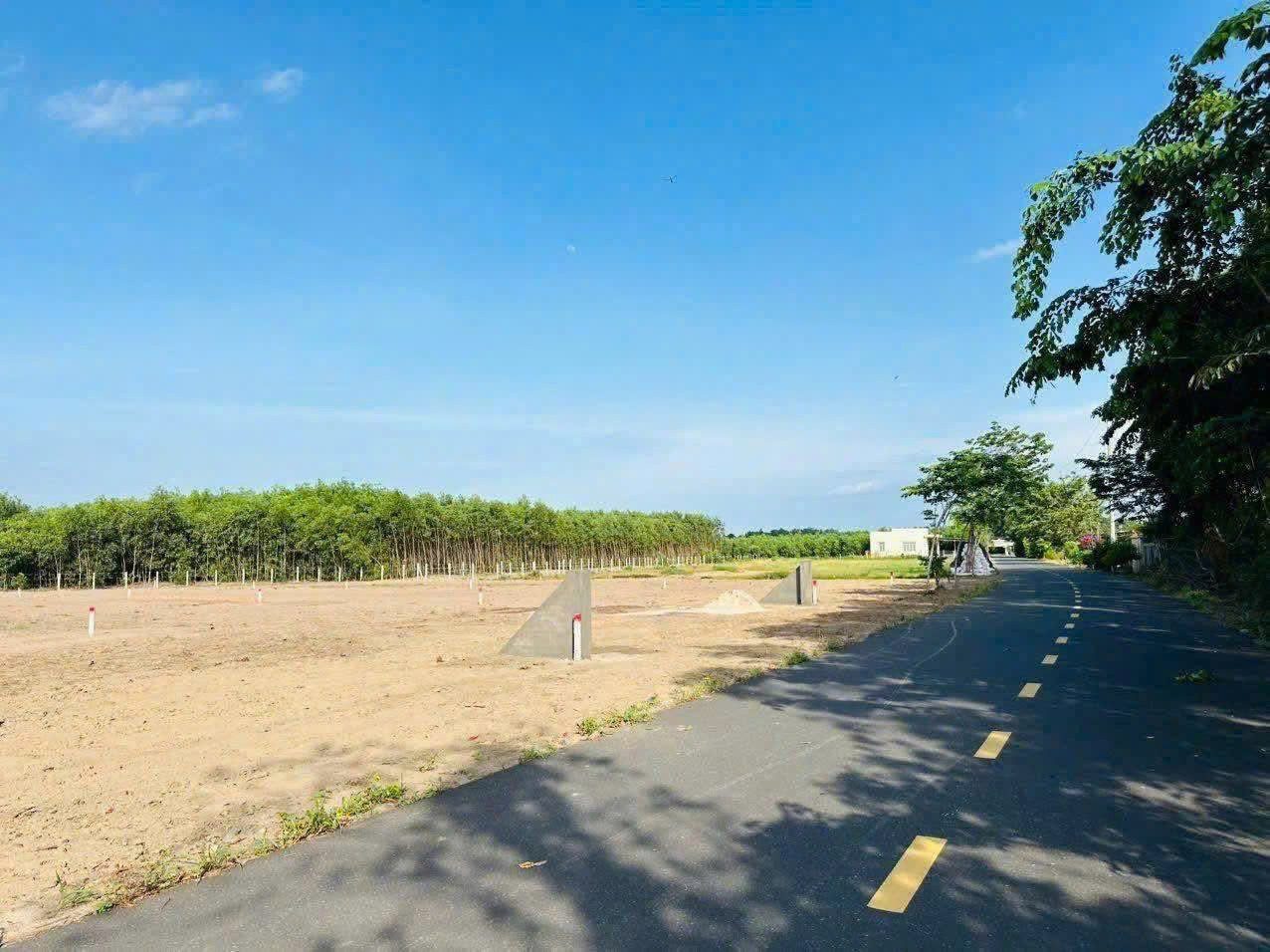 BÁN LÔ ĐẤT SÀO VIEW CỰC ĐẸP , DIỆN TÍCH 1227M2 . CÁCH DH507 CHỈ 2KM , ĐƯỜNG NHỰA THÔNG THOÁNG , DÂN CƯ ĐÔNG ĐÚC. GIÁ CHỈ 290 TRIỆU