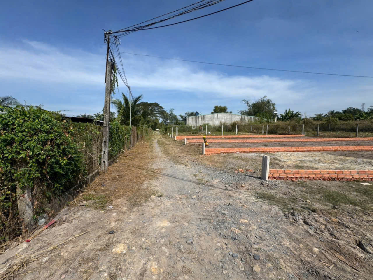 Hàng F0 mới tách sổ !! 143m2 - Sổ hồng riêng ( Full thổ cư ) góc 2 MT ở ngay An Tịnh , Trảng Bàng - Giá chỉ 870 triệu .
- Ngang 5m nở hậu 7m