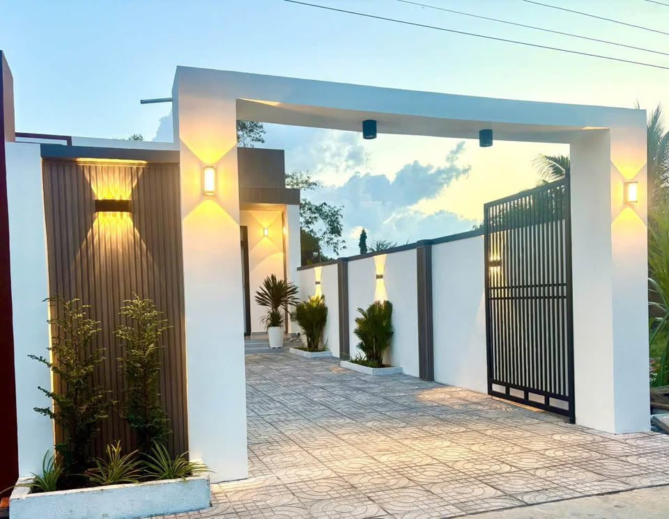 Nha cấp 4 mới hoàn thiện nằm gần cầu bạch đằng 2 , đi Tân Uyên bình dương 5 phút , di trung tâm biên hòa chi 10phut