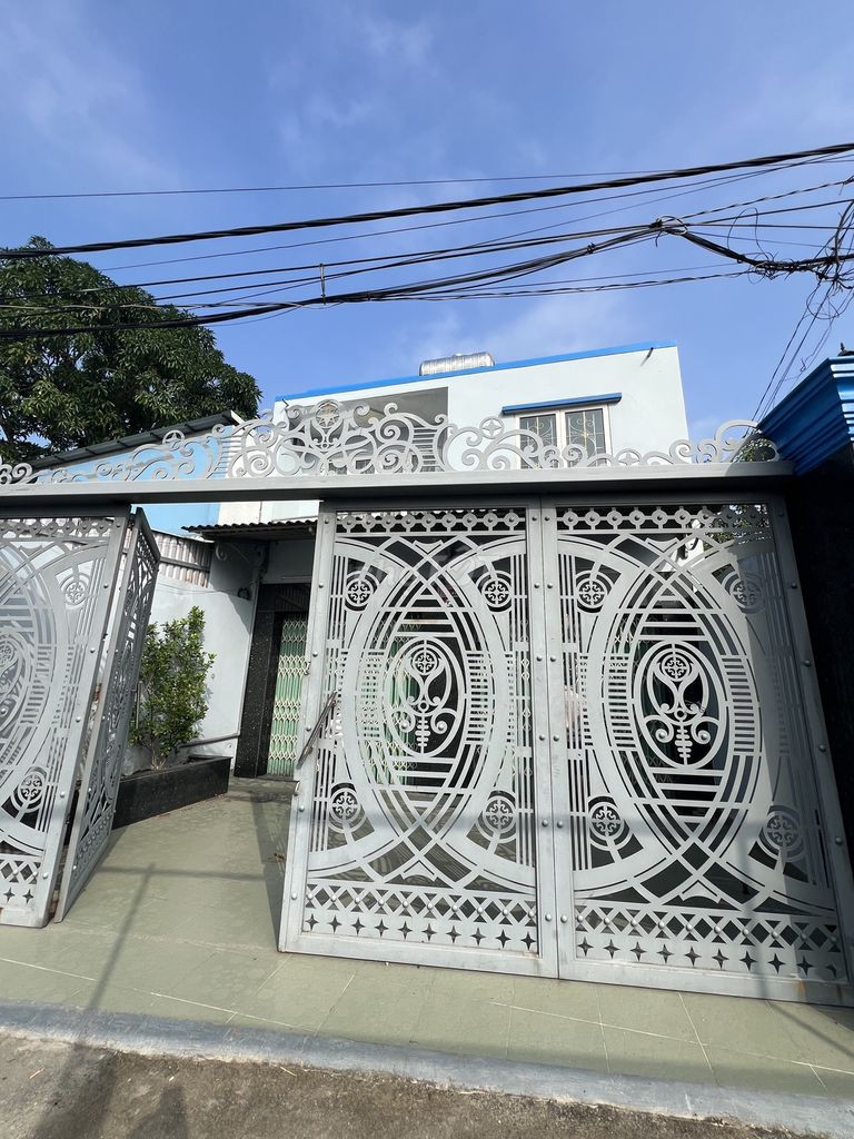 Cho thuê nhà nguyên căn 1 trệt 1 lầu 7x14m2, 3 phòng ngủ, 2 nhà vs, điện nước đầy đủ, nhà rộng thoáng mát chỉ cách chợ Bình Chánh chưa đầy 500m, hẻm ô tô đi thông từ quốc lộ 1A (cách 