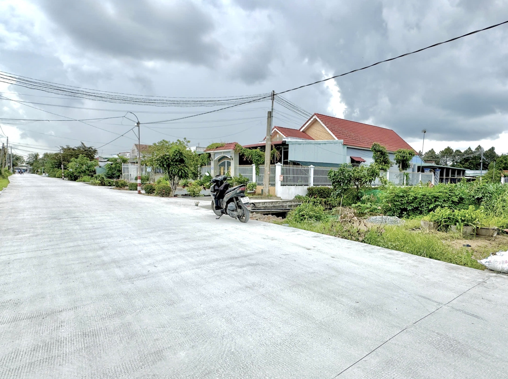 Bán đất MT đường 8 Thăng (bê tông 6m) gần QL1A, dt 234.6m² ngang 10m giá 2.8 tỷ Xã Bình Đức
